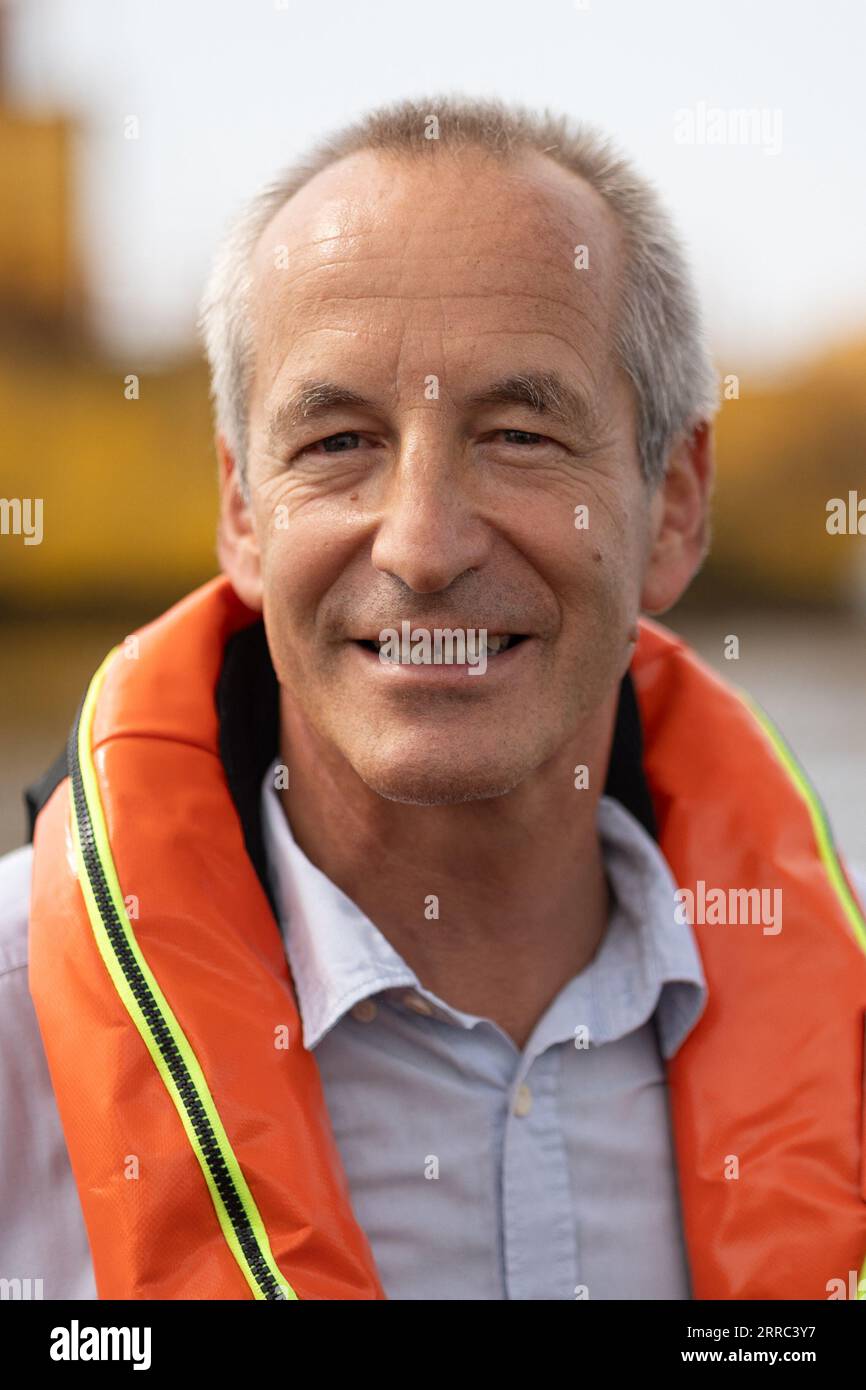 Le Croisic, Francia. 7 settembre 2023. Il direttore della Fondation apre C Bertrand Alessandrini su una barca accanto all'unità di produzione galleggiante di idrogeno Lhyfe accanto alla turbina eolica galleggiante Floatgen, presso il sito di sperimentazione SEM-Rev al largo di le Croisic, Francia occidentale, il 7 settembre 2023. Foto di Raphael Lafargue/ABACAPRESS.COM Credit: Abaca Press/Alamy Live News Foto Stock