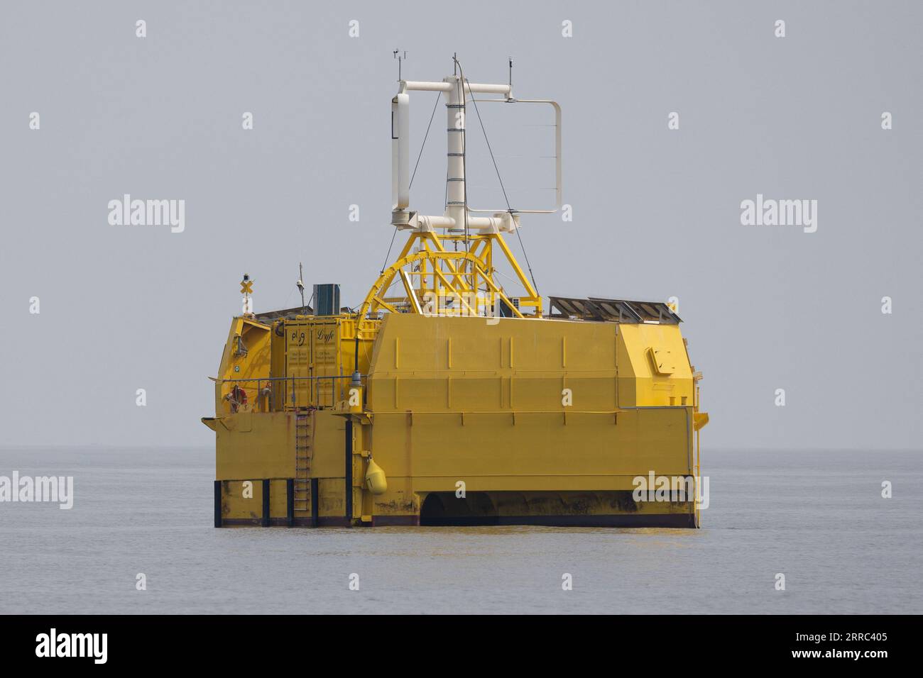 Le Croisic, Francia. 7 settembre 2023. Questa fotografia mostra l'unità di produzione di idrogeno galleggiante Lhyfe oltre la turbina eolica galleggiante Floatgen (invisibile), presso il sito di sperimentazione SEM-Rev al largo di le Croisic, Francia occidentale, il 7 settembre 2023. Foto di Raphael Lafargue/ABACAPRESS.COM Credit: Abaca Press/Alamy Live News Foto Stock