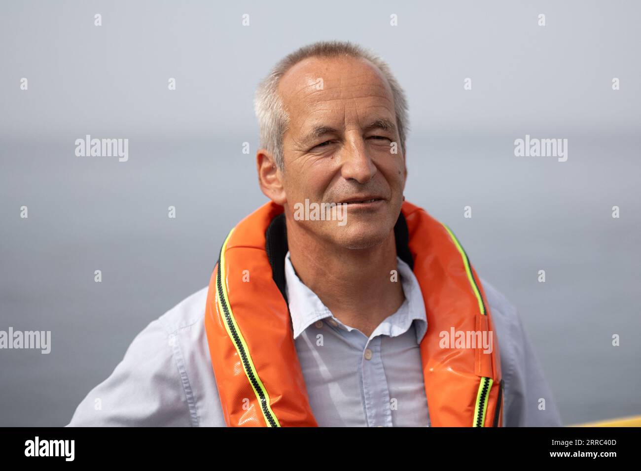 Le Croisic, Francia. 7 settembre 2023. Il direttore della Fondation apre C Bertrand Alessandrini su una barca accanto all'unità di produzione galleggiante di idrogeno Lhyfe accanto alla turbina eolica galleggiante Floatgen, presso il sito di sperimentazione SEM-Rev al largo di le Croisic, Francia occidentale, il 7 settembre 2023. Foto di Raphael Lafargue/ABACAPRESS.COM Credit: Abaca Press/Alamy Live News Foto Stock