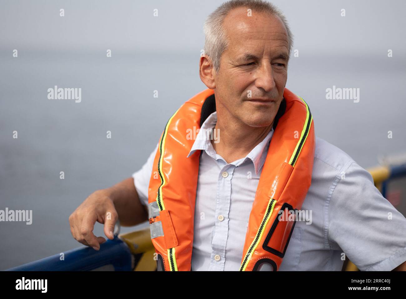 Le Croisic, Francia. 7 settembre 2023. Il direttore della Fondation apre C Bertrand Alessandrini su una barca accanto all'unità di produzione galleggiante di idrogeno Lhyfe accanto alla turbina eolica galleggiante Floatgen, presso il sito di sperimentazione SEM-Rev al largo di le Croisic, Francia occidentale, il 7 settembre 2023. Foto di Raphael Lafargue/ABACAPRESS.COM Credit: Abaca Press/Alamy Live News Foto Stock