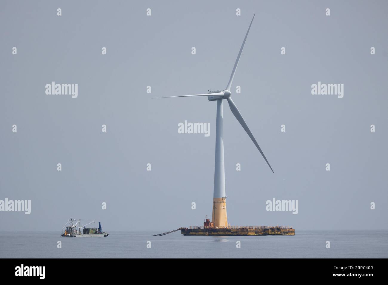 Le Croisic, Francia. 7 settembre 2023. Questa fotografia mostra la turbina eolica galleggiante Floatgen che alimenta l'unità di produzione di idrogeno galleggiante Lhyfe (invisibile) presso il sito di sperimentazione SEM-Rev al largo di le Croisic, nella Francia occidentale, il 7 settembre 2023. Foto di Raphael Lafargue/ABACAPRESS.COM Credit: Abaca Press/Alamy Live News Foto Stock