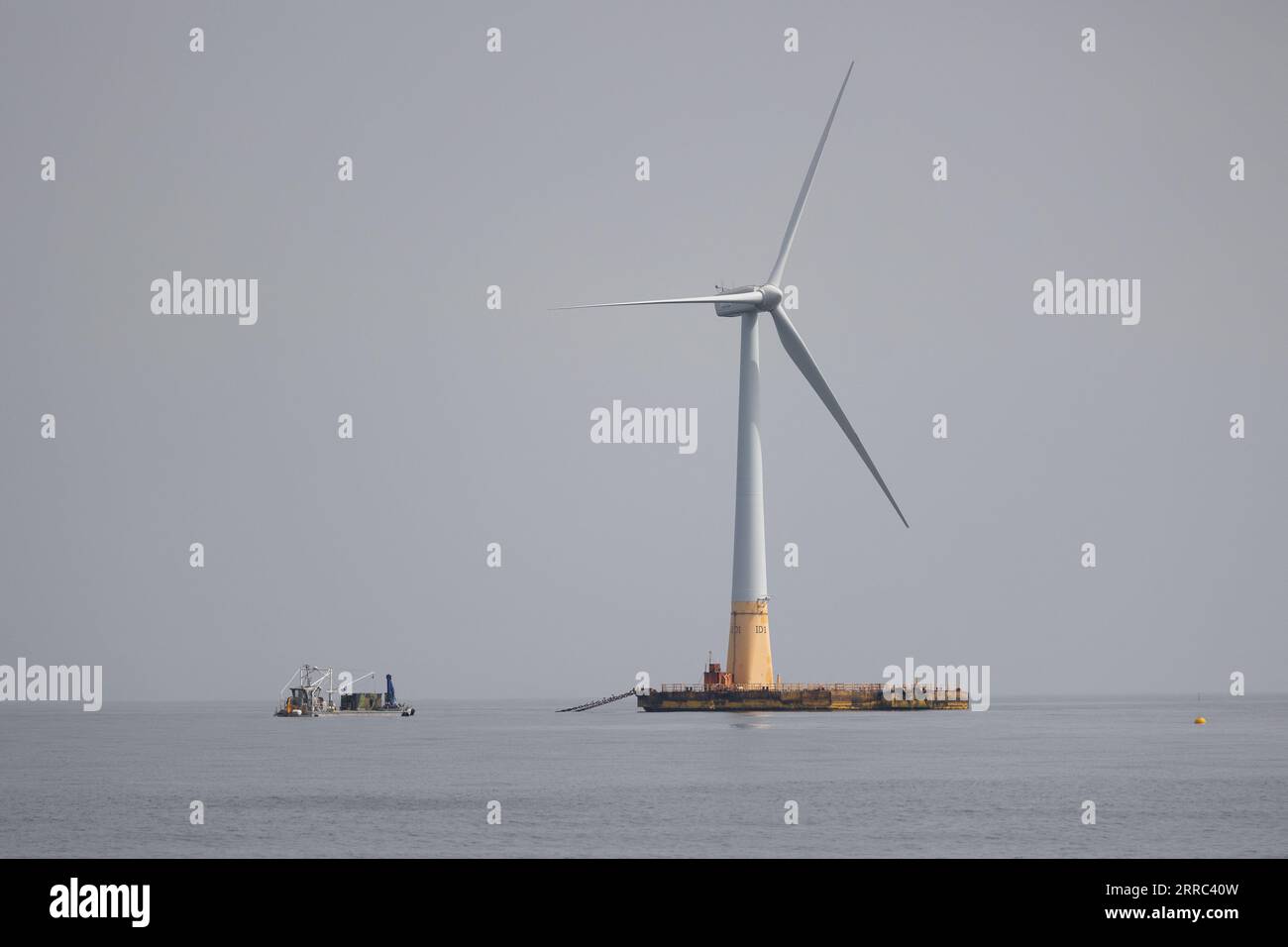 Le Croisic, Francia. 7 settembre 2023. Questa fotografia mostra la turbina eolica galleggiante Floatgen che alimenta l'unità di produzione di idrogeno galleggiante Lhyfe (invisibile) presso il sito di sperimentazione SEM-Rev al largo di le Croisic, nella Francia occidentale, il 7 settembre 2023. Foto di Raphael Lafargue/ABACAPRESS.COM Credit: Abaca Press/Alamy Live News Foto Stock