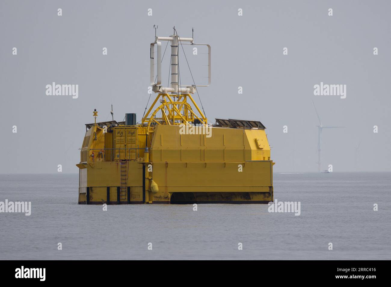 Le Croisic, Francia. 7 settembre 2023. Questa fotografia mostra l'unità di produzione di idrogeno galleggiante Lhyfe oltre la turbina eolica galleggiante Floatgen (invisibile), presso il sito di sperimentazione SEM-Rev al largo di le Croisic, Francia occidentale, il 7 settembre 2023. Foto di Raphael Lafargue/ABACAPRESS.COM Credit: Abaca Press/Alamy Live News Foto Stock