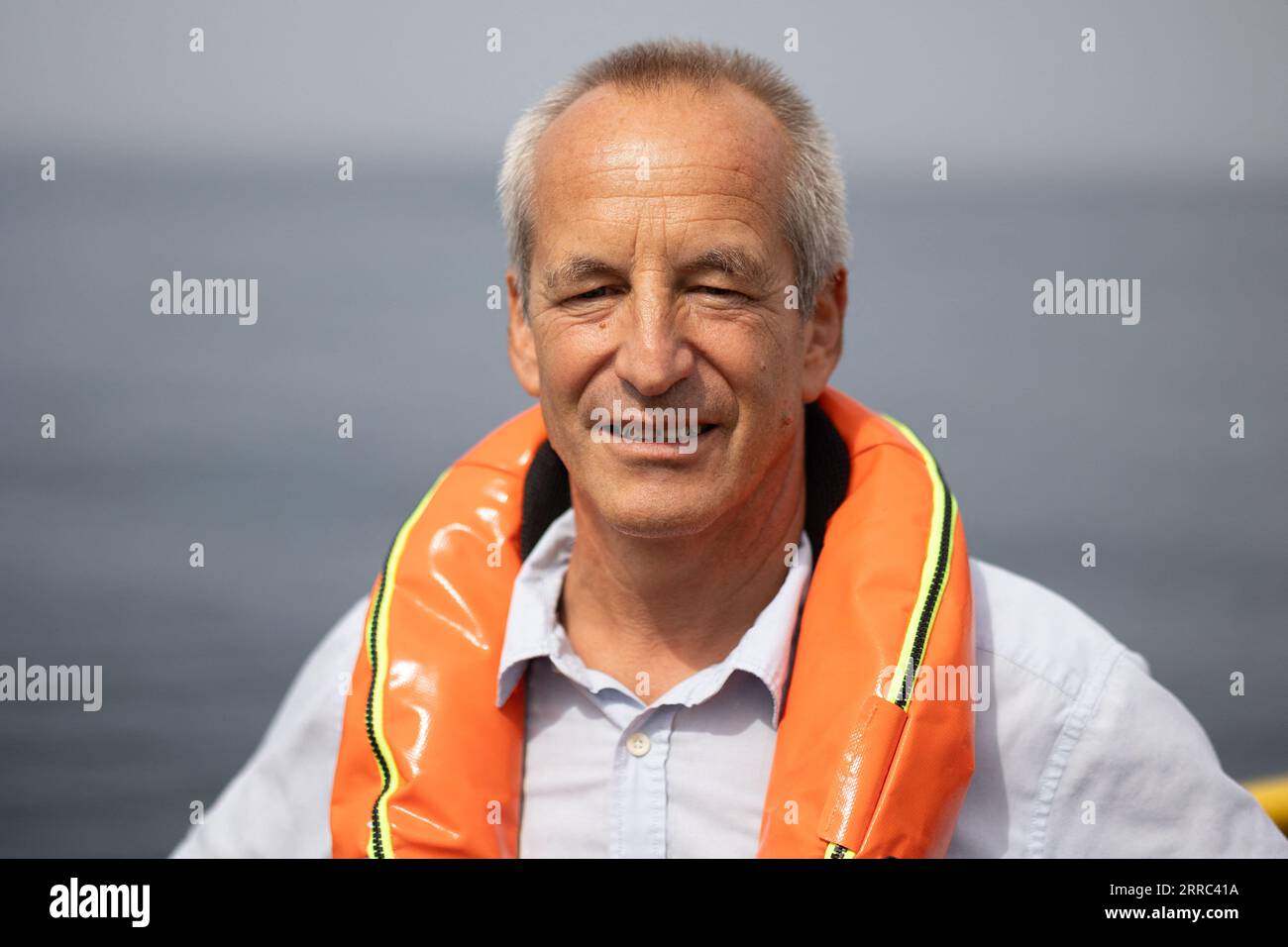 Le Croisic, Francia. 7 settembre 2023. Il direttore della Fondation apre C Bertrand Alessandrini su una barca accanto all'unità di produzione galleggiante di idrogeno Lhyfe accanto alla turbina eolica galleggiante Floatgen, presso il sito di sperimentazione SEM-Rev al largo di le Croisic, Francia occidentale, il 7 settembre 2023. Foto di Raphael Lafargue/ABACAPRESS.COM Credit: Abaca Press/Alamy Live News Foto Stock