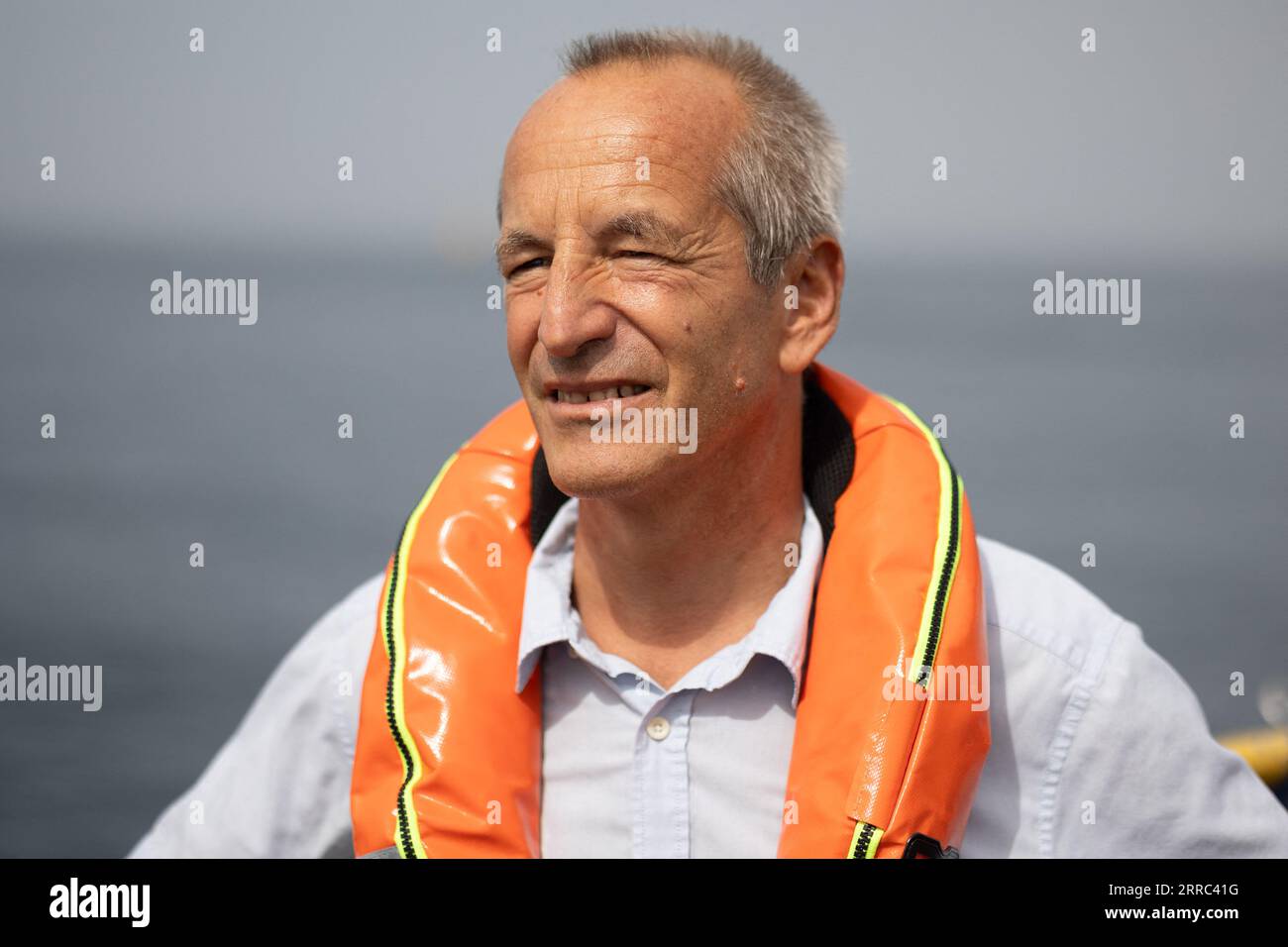 Le Croisic, Francia. 7 settembre 2023. Il direttore della Fondation apre C Bertrand Alessandrini su una barca accanto all'unità di produzione galleggiante di idrogeno Lhyfe accanto alla turbina eolica galleggiante Floatgen, presso il sito di sperimentazione SEM-Rev al largo di le Croisic, Francia occidentale, il 7 settembre 2023. Foto di Raphael Lafargue/ABACAPRESS.COM Credit: Abaca Press/Alamy Live News Foto Stock