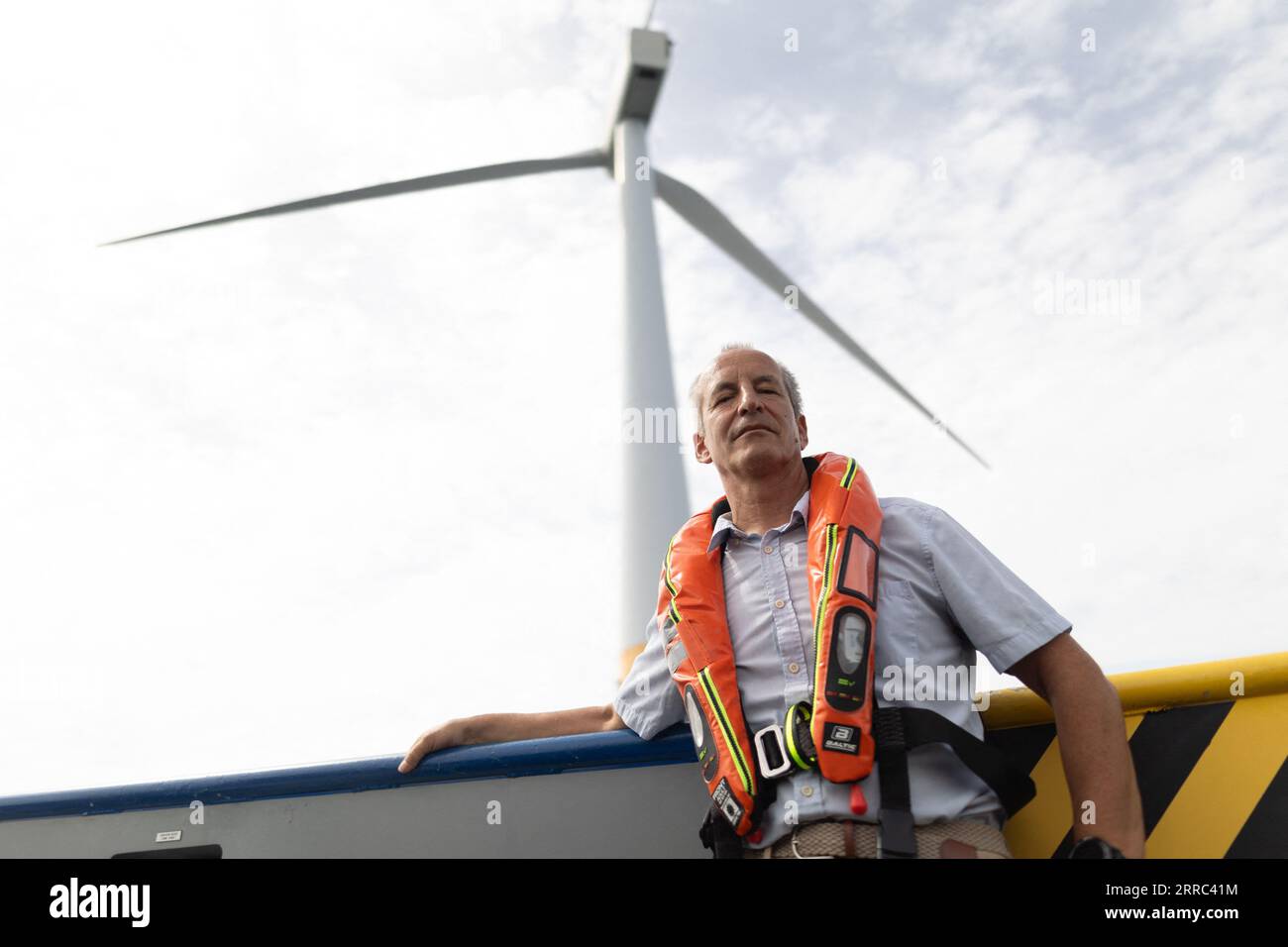 Le Croisic, Francia. 7 settembre 2023. Il direttore della Fondation apre C Bertrand Alessandrini su una barca accanto all'unità di produzione galleggiante di idrogeno Lhyfe accanto alla turbina eolica galleggiante Floatgen, presso il sito di sperimentazione SEM-Rev al largo di le Croisic, Francia occidentale, il 7 settembre 2023. Foto di Raphael Lafargue/ABACAPRESS.COM Credit: Abaca Press/Alamy Live News Foto Stock
