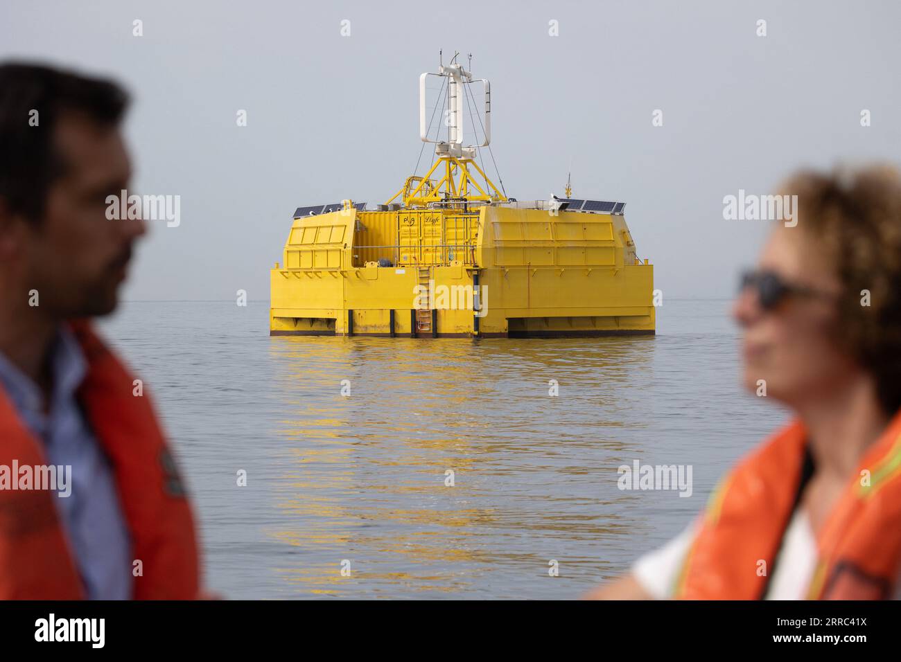 Le Croisic, Francia. 7 settembre 2023. Questa fotografia mostra l'unità di produzione di idrogeno galleggiante Lhyfe oltre la turbina eolica galleggiante Floatgen (invisibile), presso il sito di sperimentazione SEM-Rev al largo di le Croisic, Francia occidentale, il 7 settembre 2023. Foto di Raphael Lafargue/ABACAPRESS.COM Credit: Abaca Press/Alamy Live News Foto Stock