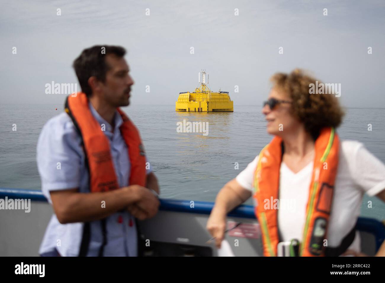 Le Croisic, Francia. 7 settembre 2023. Questa fotografia mostra l'unità di produzione di idrogeno galleggiante Lhyfe oltre la turbina eolica galleggiante Floatgen (invisibile), presso il sito di sperimentazione SEM-Rev al largo di le Croisic, Francia occidentale, il 7 settembre 2023. Foto di Raphael Lafargue/ABACAPRESS.COM Credit: Abaca Press/Alamy Live News Foto Stock
