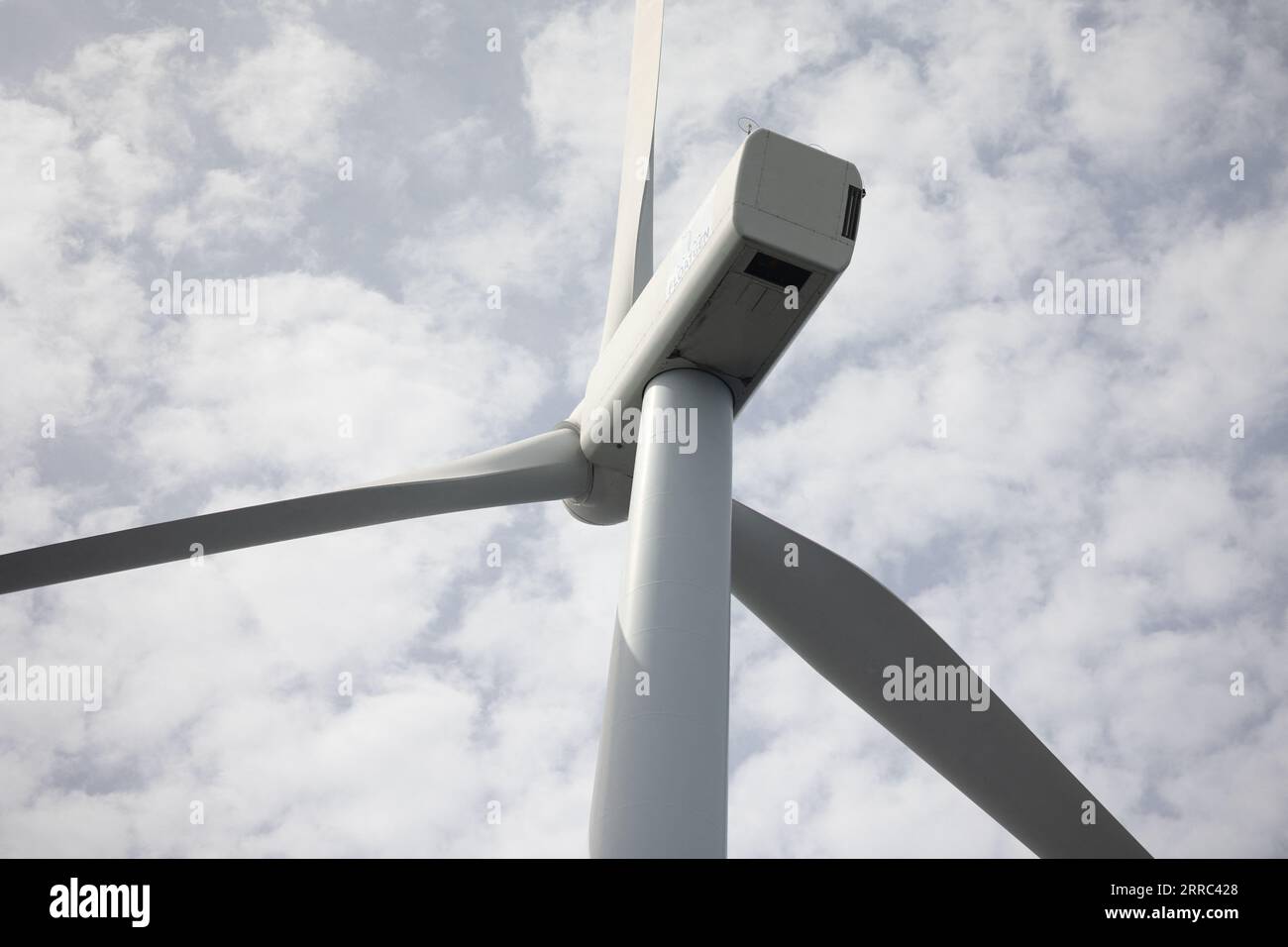 Le Croisic, Francia. 7 settembre 2023. Questa fotografia mostra la turbina eolica galleggiante Floatgen che alimenta l'unità di produzione di idrogeno galleggiante Lhyfe (invisibile) presso il sito di sperimentazione SEM-Rev al largo di le Croisic, nella Francia occidentale, il 7 settembre 2023. Foto di Raphael Lafargue/ABACAPRESS.COM Credit: Abaca Press/Alamy Live News Foto Stock