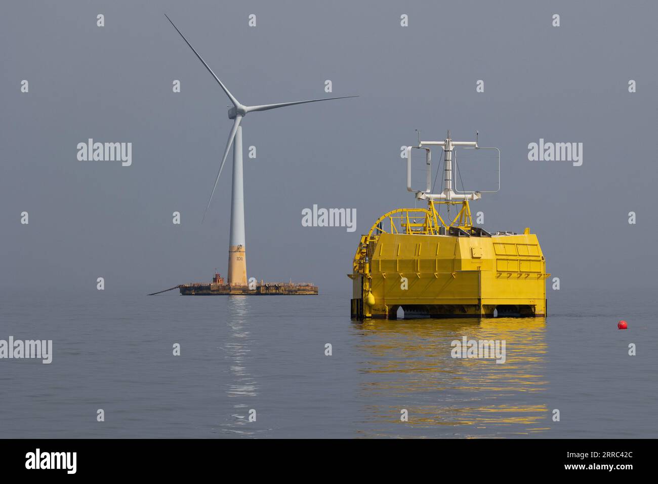 Le Croisic, Francia. 7 settembre 2023. Questa fotografia mostra l'unità di produzione di idrogeno galleggiante Lhyfe oltre la turbina eolica galleggiante Floatgen, nel sito di sperimentazione SEM-Rev al largo di le Croisic, Francia occidentale, il 7 settembre 2023. Foto di Raphael Lafargue/ABACAPRESS.COM Credit: Abaca Press/Alamy Live News Foto Stock