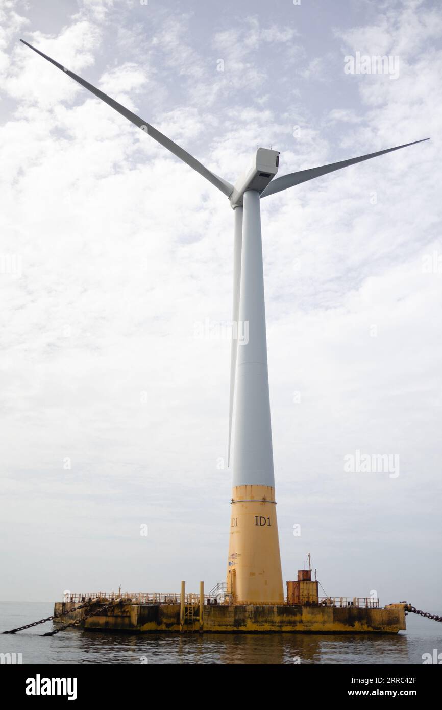 Le Croisic, Francia. 7 settembre 2023. Questa fotografia mostra la turbina eolica galleggiante Floatgen che alimenta l'unità di produzione di idrogeno galleggiante Lhyfe (invisibile) presso il sito di sperimentazione SEM-Rev al largo di le Croisic, nella Francia occidentale, il 7 settembre 2023. Foto di Raphael Lafargue/ABACAPRESS.COM Credit: Abaca Press/Alamy Live News Foto Stock