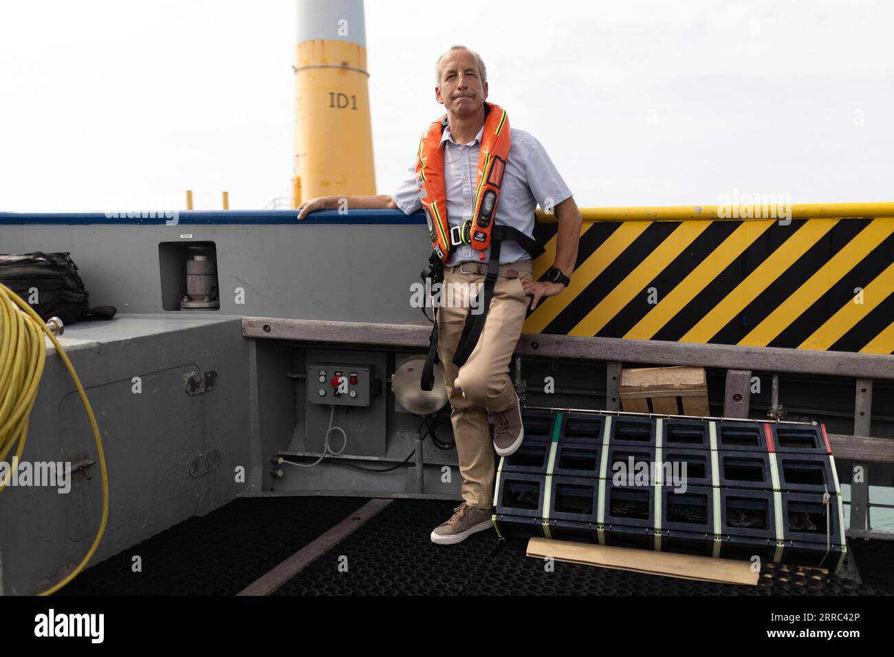 Le Croisic, Francia. 7 settembre 2023. Il direttore della Fondation apre C Bertrand Alessandrini su una barca accanto all'unità di produzione galleggiante di idrogeno Lhyfe accanto alla turbina eolica galleggiante Floatgen, presso il sito di sperimentazione SEM-Rev al largo di le Croisic, Francia occidentale, il 7 settembre 2023. Foto di Raphael Lafargue/ABACAPRESS.COM Credit: Abaca Press/Alamy Live News Foto Stock