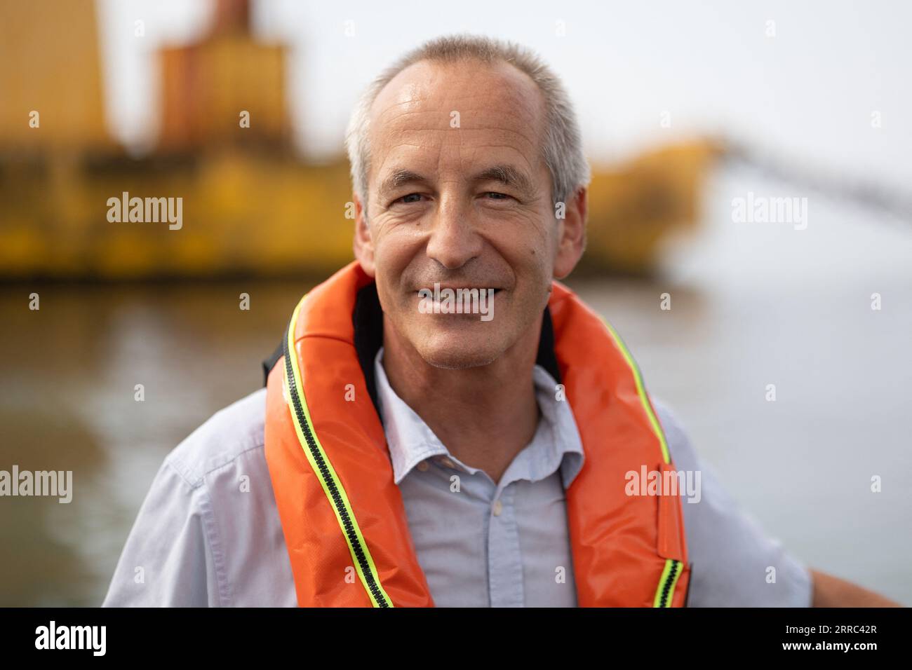 Le Croisic, Francia. 7 settembre 2023. Il direttore della Fondation apre C Bertrand Alessandrini su una barca accanto all'unità di produzione galleggiante di idrogeno Lhyfe accanto alla turbina eolica galleggiante Floatgen, presso il sito di sperimentazione SEM-Rev al largo di le Croisic, Francia occidentale, il 7 settembre 2023. Foto di Raphael Lafargue/ABACAPRESS.COM Credit: Abaca Press/Alamy Live News Foto Stock