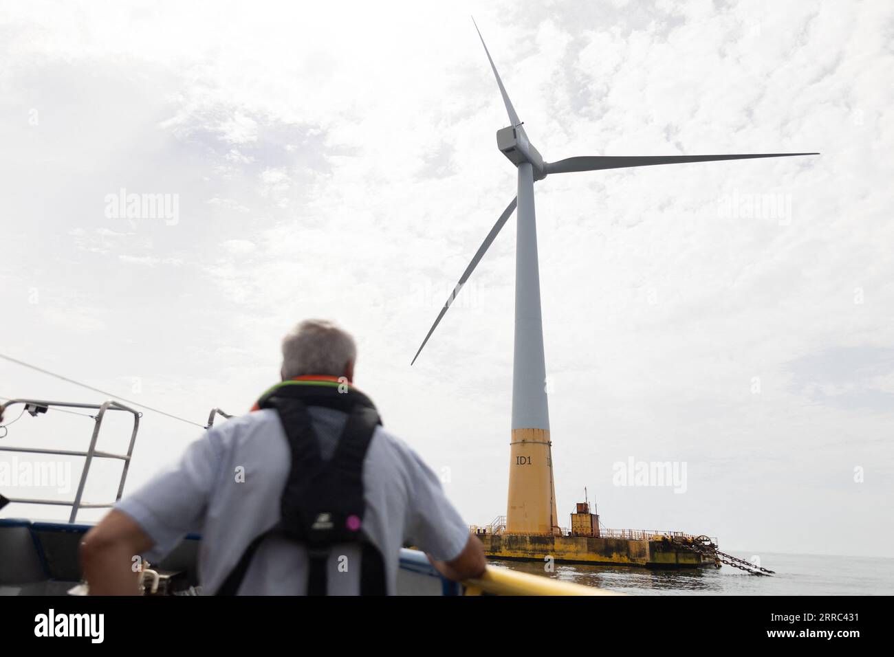 Le Croisic, Francia. 7 settembre 2023. Questa fotografia mostra la turbina eolica galleggiante Floatgen che alimenta l'unità di produzione di idrogeno galleggiante Lhyfe (invisibile) presso il sito di sperimentazione SEM-Rev al largo di le Croisic, nella Francia occidentale, il 7 settembre 2023. Foto di Raphael Lafargue/ABACAPRESS.COM Credit: Abaca Press/Alamy Live News Foto Stock
