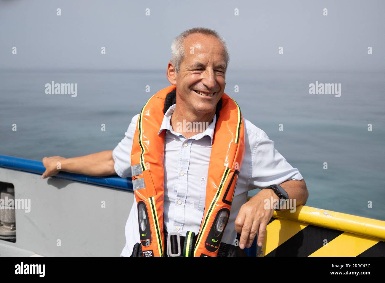 Le Croisic, Francia. 7 settembre 2023. Il direttore della Fondation apre C Bertrand Alessandrini su una barca accanto all'unità di produzione galleggiante di idrogeno Lhyfe accanto alla turbina eolica galleggiante Floatgen, presso il sito di sperimentazione SEM-Rev al largo di le Croisic, Francia occidentale, il 7 settembre 2023. Foto di Raphael Lafargue/ABACAPRESS.COM Credit: Abaca Press/Alamy Live News Foto Stock