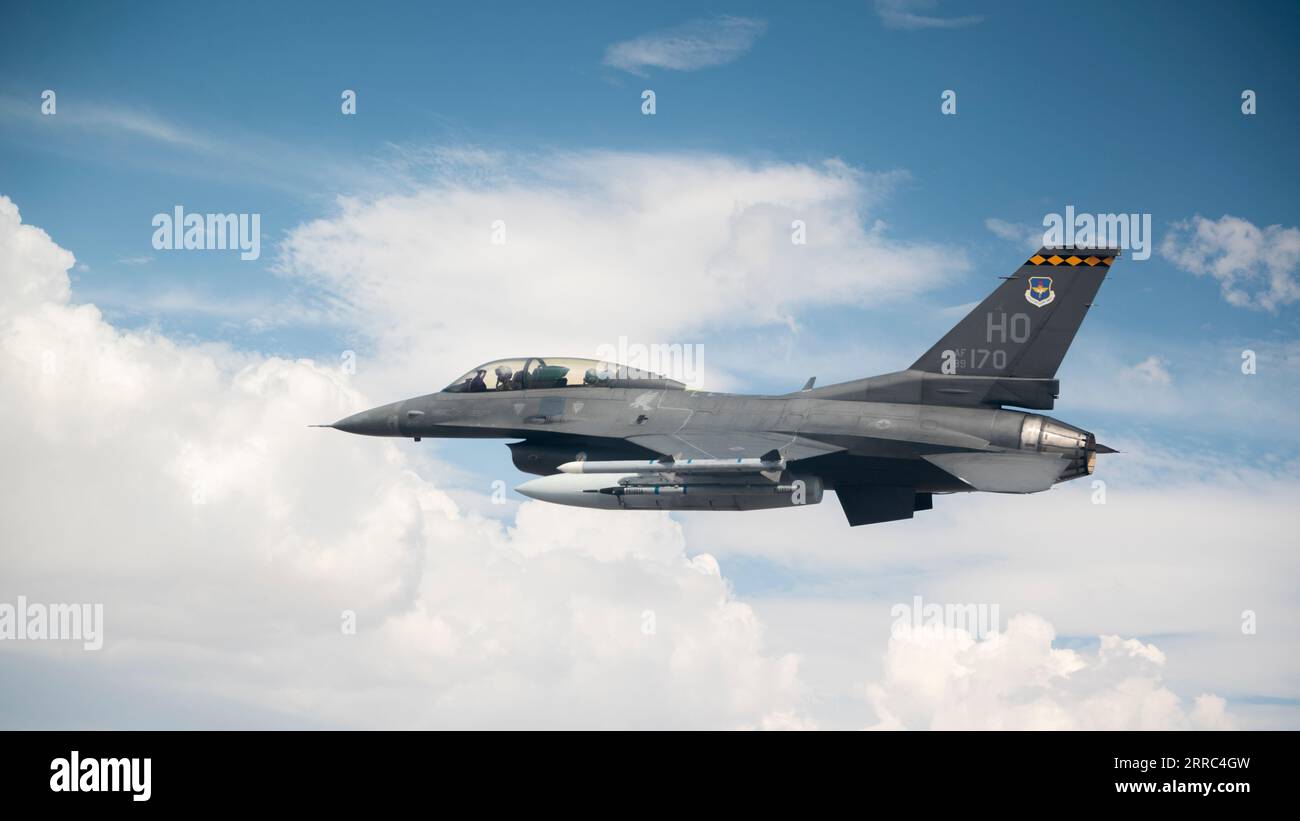 Una sortita per l'addestramento dei Viper F-16 sopra il White Sands Missile Range, N.M. il 22 agosto 2023. Foto della U.S. Air Force del Master Sgt. Roidan Carlson Foto Stock