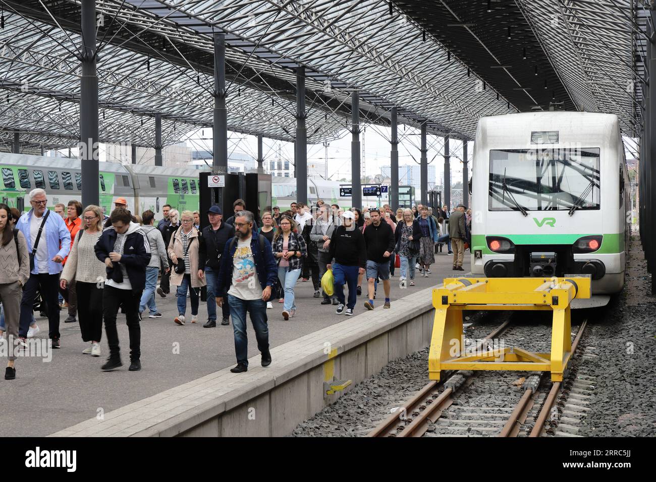 Helsinki, Finlandia - 5 settembre 2023: Passeggeri in arrivo in treno wint VR alla stazione ferroviaria di Helsinki. Foto Stock