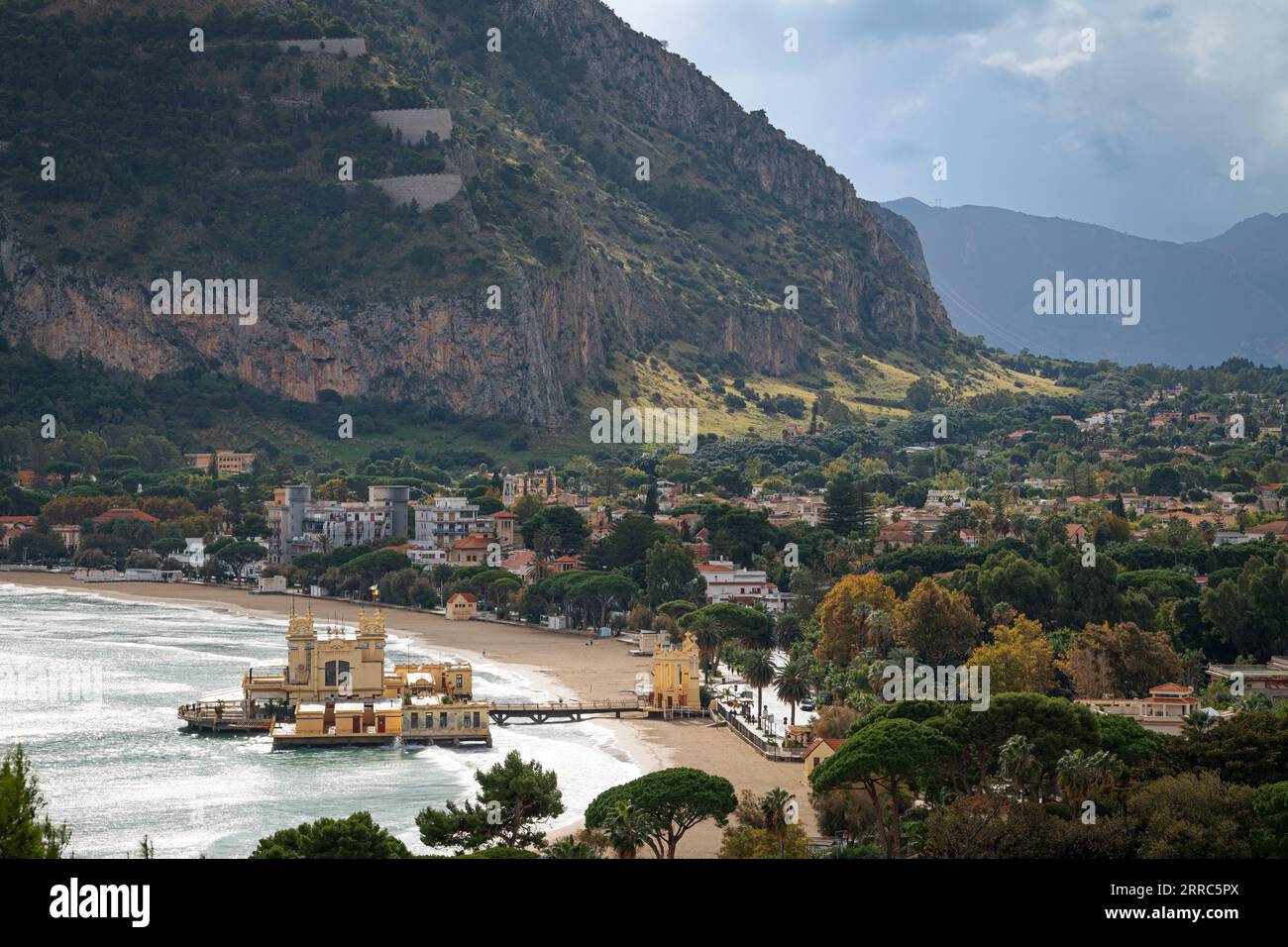 Mondello, Palermo, Italia sulla spiaggia con Monte Pellegrino sullo sfondo. Foto Stock