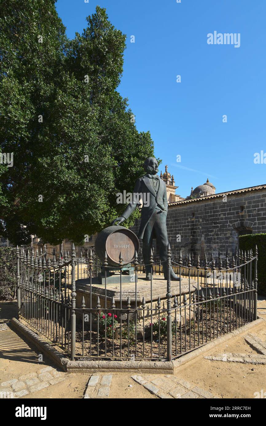 Jerez de la Frontera, Spagna - 7 settembre 2023: Azienda vinicola Gonzalez Byass con il suo caratteristico monumento a Tio Pepe con una botte di vino. Foto Stock