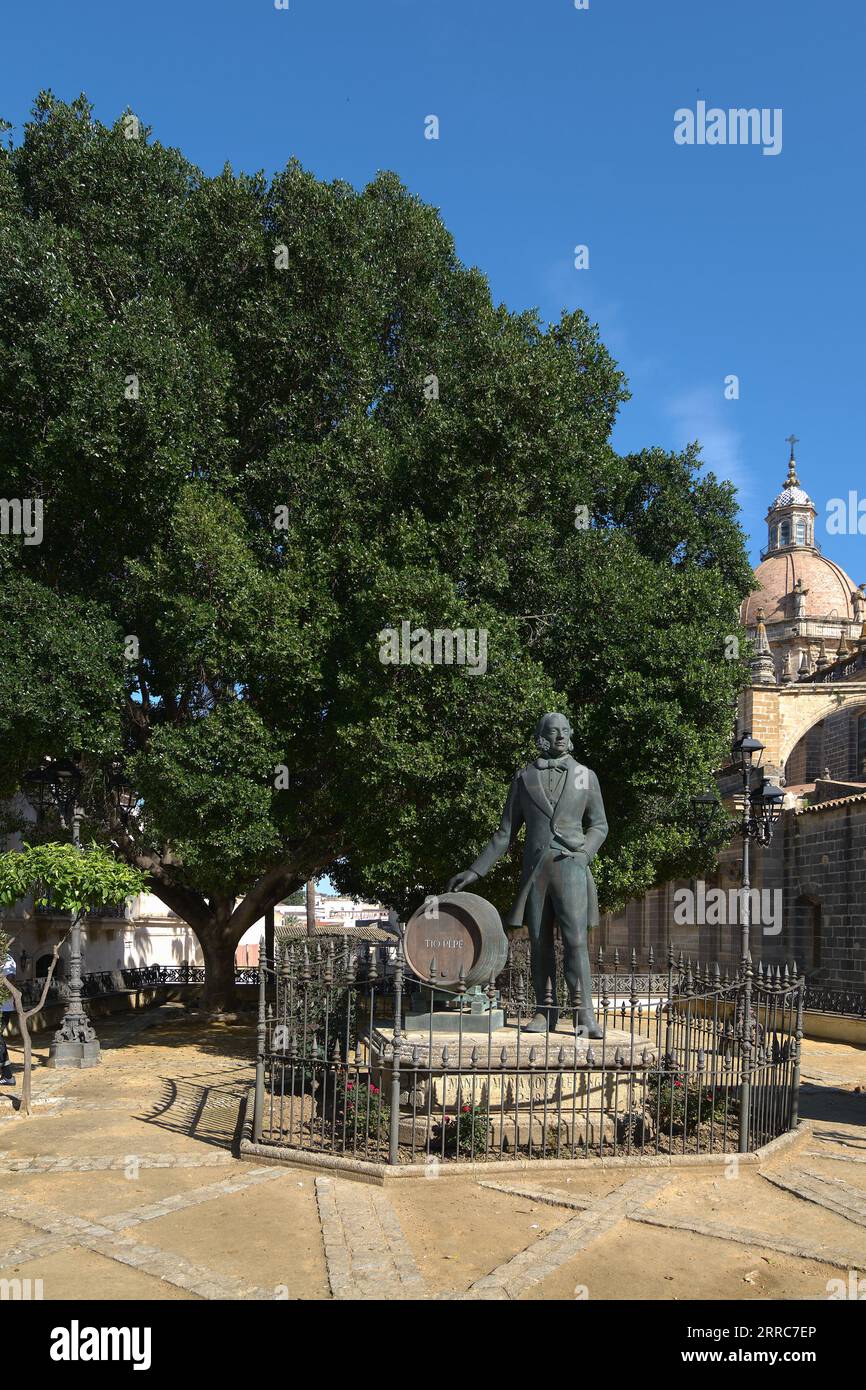 Jerez de la Frontera, Spagna - 7 settembre 2023: Azienda vinicola Gonzalez Byass con il suo caratteristico monumento a Tio Pepe con una botte di vino. Foto Stock