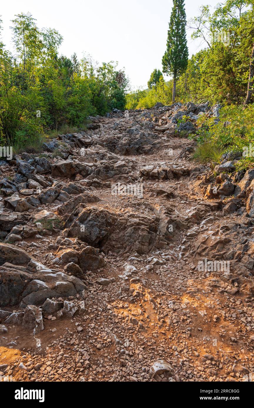 Il Krizevac, con il Podbrdo e la chiesa di S.. James, è molto importante per coloro che vanno in pellegrinaggio a Medjugorje. In cima c'è una croce 8,5 Foto Stock