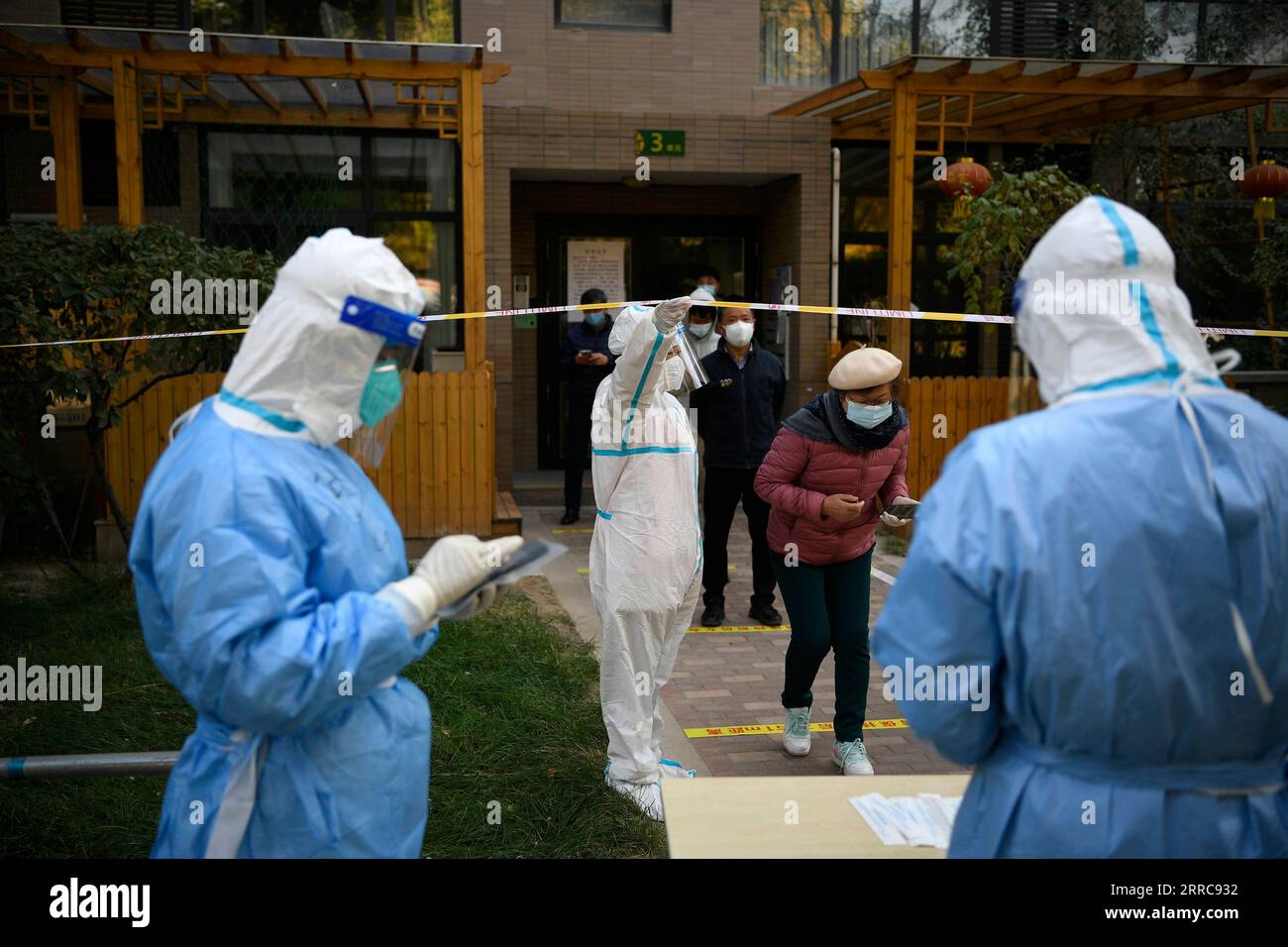 211026 -- YINCHUAN, 26 ottobre 2021 -- i membri del personale conducono test sugli acidi nucleici per i residenti di un complesso residenziale bloccato a causa della rinascita della COVID-19 nel distretto di Jinfeng, Yinchuan, regione autonoma Ningxia Hui della Cina nord-occidentale, 24 ottobre 2021. CHINA-NINGXIA-YINCHUAN-COVID-19-PREVENZIONE E CONTROLLO CN WANGXPENG PUBLICATIONXNOTXINXCHN Foto Stock