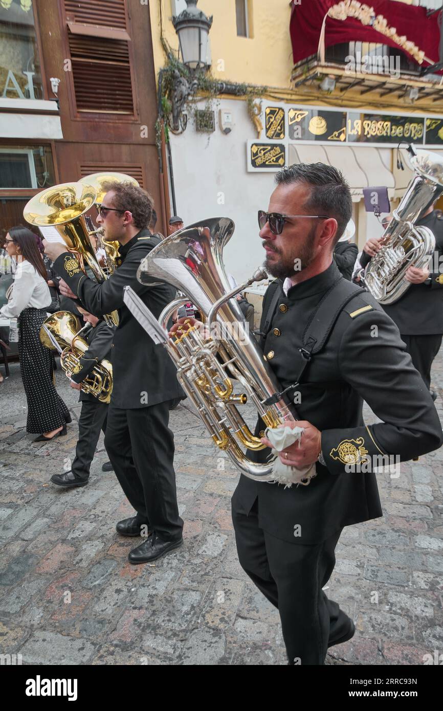 Jerez de la Frontera, Spagna - 7 settembre 2023: Gruppo di uomini vestiti in abiti formali che suonano il trombone per strada. Foto Stock