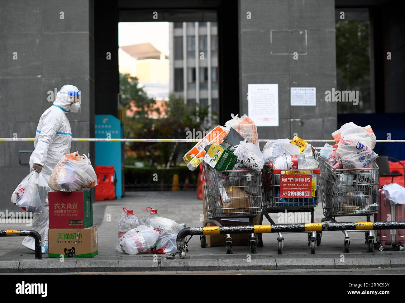 211026 -- YINCHUAN, 26 ottobre 2021 -- Un membro del personale fornisce provviste di vita quotidiane per i residenti in un complesso residenziale bloccato a causa della rinascita della COVID-19 nel distretto di Jinfeng, Yinchuan, regione autonoma Ningxia Hui della Cina nord-occidentale, 24 ottobre 2021. CHINA-NINGXIA-YINCHUAN-COVID-19-PREVENZIONE E CONTROLLO CN WANGXPENG PUBLICATIONXNOTXINXCHN Foto Stock