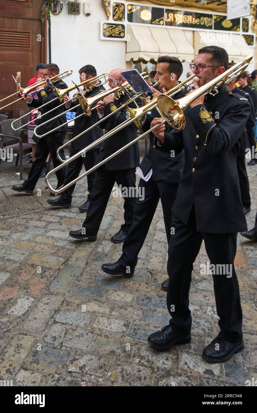 Jerez de la Frontera, Spagna - 7 settembre 2023: Gruppo di uomini vestiti in abiti formali che suonano il trombone per strada. Foto Stock