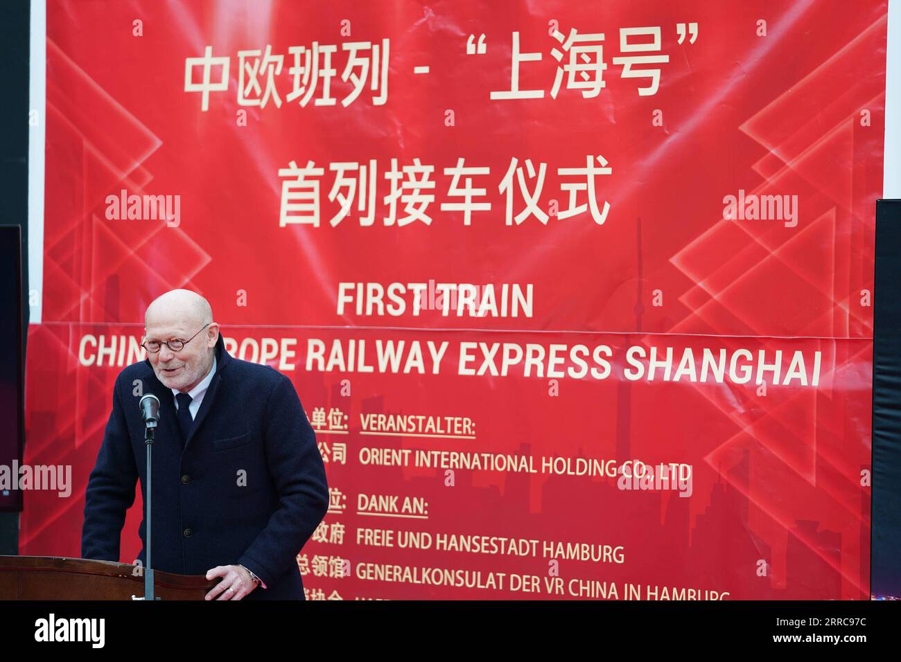 211027 -- AMBURGO, 27 ottobre 2021 -- Michael Westhagemann, senatore di Amburgo per gli affari economici, parla alla cerimonia di benvenuto del primo Shanghai Express ad Amburgo, in Germania, il 26 ottobre 2021. Il primo Shanghai Express, che trasportava 50 container carichi di abbigliamento, ricambi auto e pannelli solari, ha viaggiato per più di 10.000 km prima di arrivare nella Germania settentrionale a tarda ora lunedì. I treni merci Cina-Europa che viaggiano lungo 73 rotte hanno raggiunto più di 170 città in 23 paesi europei, dal momento in cui è stato lanciato nel 2011. TRENO MERCI GERMANIA-AMBURGO-CINA-EUROPA-ARRIVO WANGXQING PUBLICATI Foto Stock