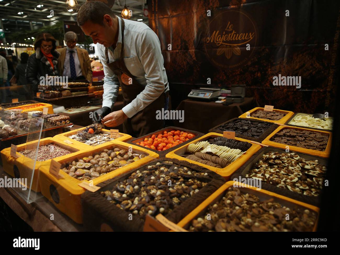 211028 -- PARIGI, 28 ottobre 2021 -- i cioccolatini si vedono durante la serata di inaugurazione della 26a Fiera del cioccolato di Parigi all'Expo di Versailles a Parigi, in Francia, 27 ottobre 2021. La 26a fiera del cioccolato Salon du Chocolat si terrà dal 28 ottobre al 1 novembre. FRANCIA-PARIGI-FIERA DEL CIOCCOLATO GaoxJing PUBLICATIONxNOTxINxCHN Foto Stock