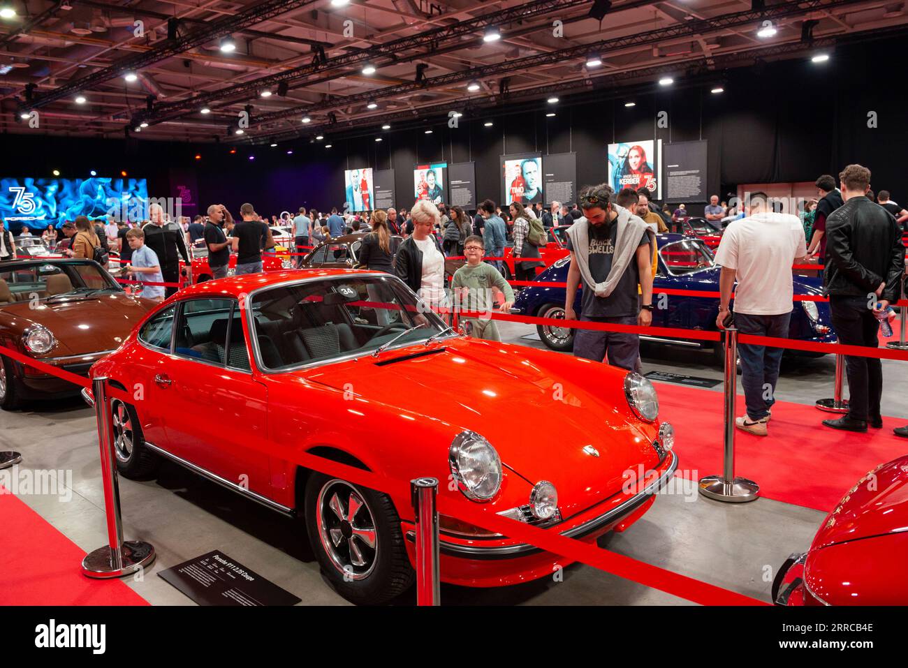 Porsche 911 2.2S Coupe 1971 alla mostra "75 anni di Porsche Sports Cars Anniversary" nel giugno 2023 a Sofia, Bulgaria, Europa orientale, Balcani, UE Foto Stock