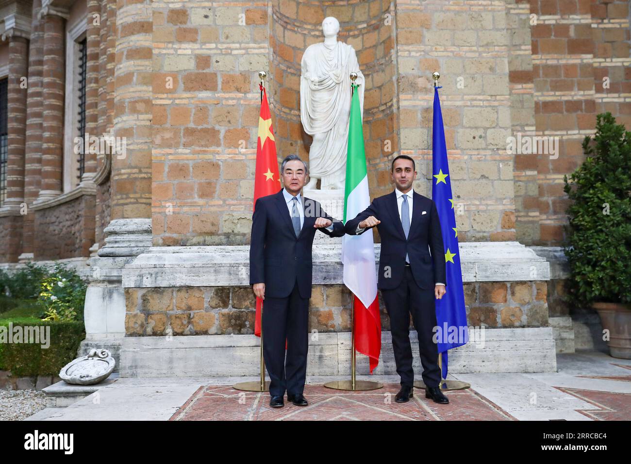 211030 -- ROMA, 30 ottobre 2021 -- Consigliere di Stato cinese e Ministro degli Esteri Wang Yi L incontra il Ministro degli Esteri italiano Luigi di Maio a Roma, Italia, 29 ottobre 2021. ITALIA-ROMA-WANG YI-ITALIAN FM-MEETING ZHANGXCHENG PUBLICATIONXNOTXINXCHN Foto Stock