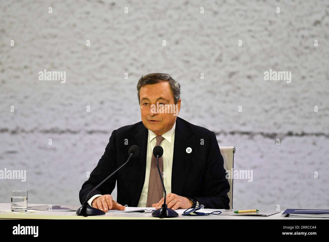 211031 -- ROMA, 31 ottobre 2021 -- il primo ministro italiano Mario Draghi partecipa alla conferenza stampa conclusiva del vertice del G20 a Roma, Italia, il 31 ottobre 2021. Il vertice del G20 a Roma si è concluso domenica con l'adozione di una dichiarazione che riafferma il ruolo cruciale del multilateralismo e della cooperazione internazionale nel superare le sfide globali derivanti dalla pandemia di COVID-19. Str/Xinhua ITALIA-ROMA-G20 SUMMIT-ENDING Stringer PUBLICATIONxNOTxINxCHN Foto Stock