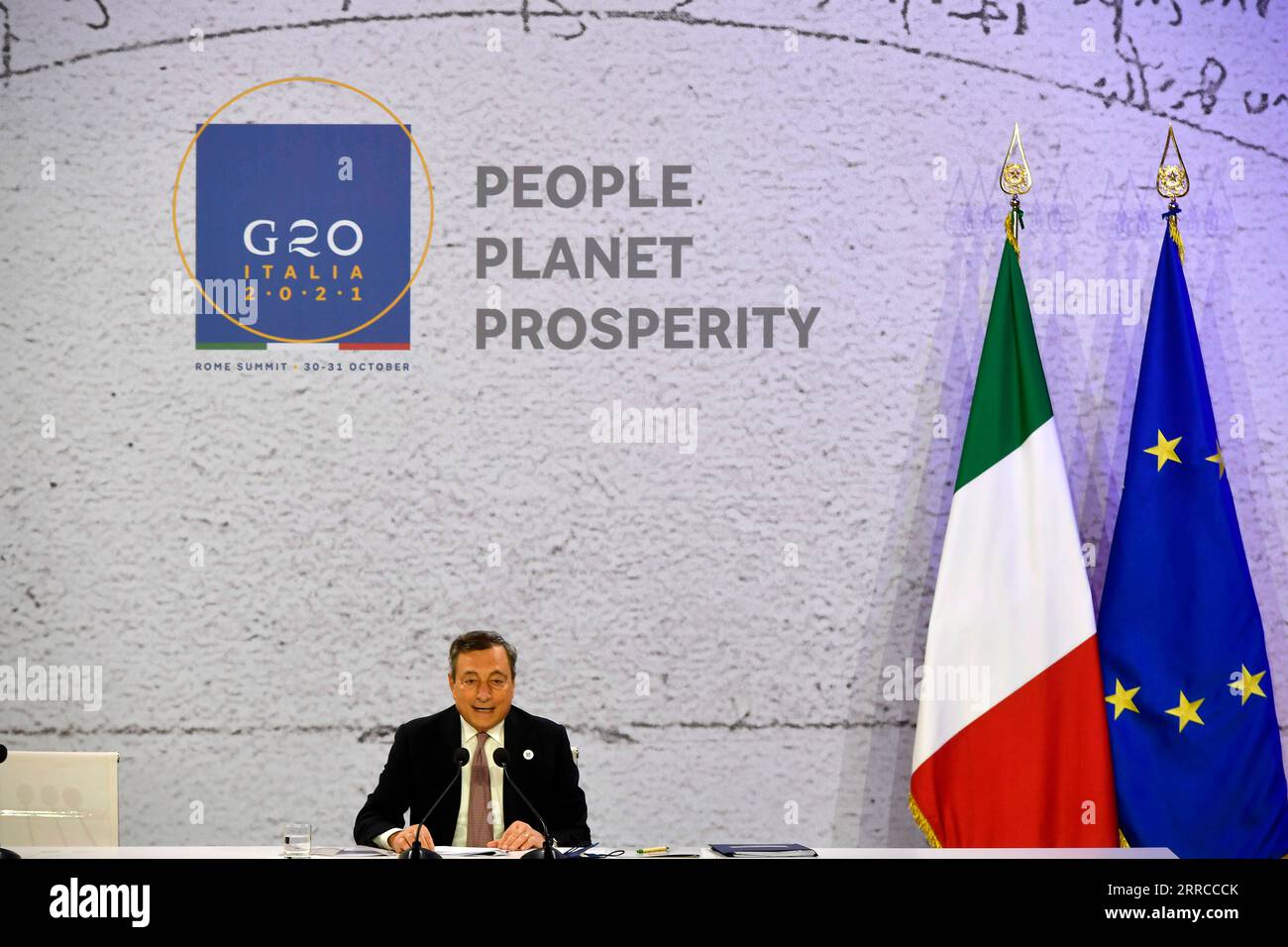 211031 -- ROMA, 31 ottobre 2021 -- il primo ministro italiano Mario Draghi partecipa alla conferenza stampa conclusiva del vertice del G20 a Roma, Italia, il 31 ottobre 2021. Il vertice del G20 a Roma si è concluso domenica con l'adozione di una dichiarazione che riafferma il ruolo cruciale del multilateralismo e della cooperazione internazionale nel superare le sfide globali derivanti dalla pandemia di COVID-19. Str/Xinhua ITALIA-ROMA-G20 SUMMIT-ENDING Stringer PUBLICATIONxNOTxINxCHN Foto Stock