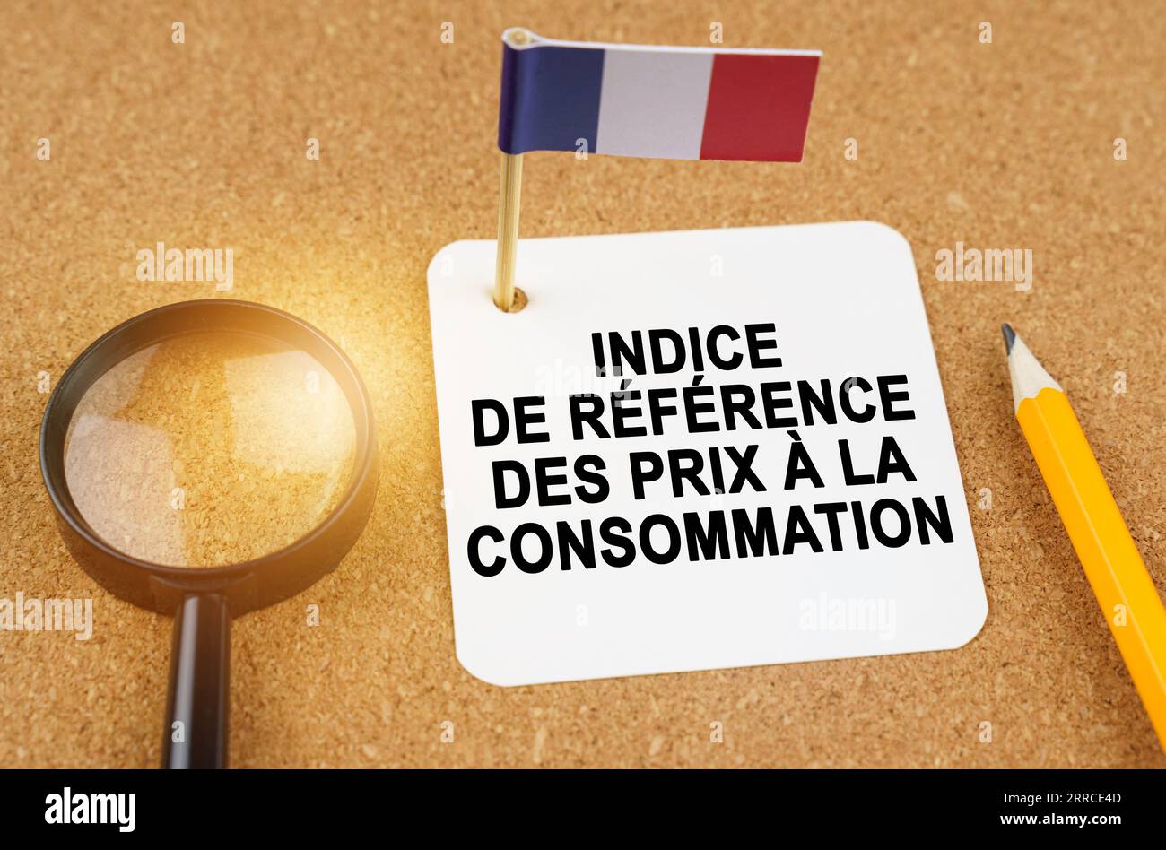 Economia e finanza. Sul tavolo ci sono una lente d'ingrandimento, una matita, la bandiera della Francia e un foglio di carta con l'iscrizione - core consum Foto Stock