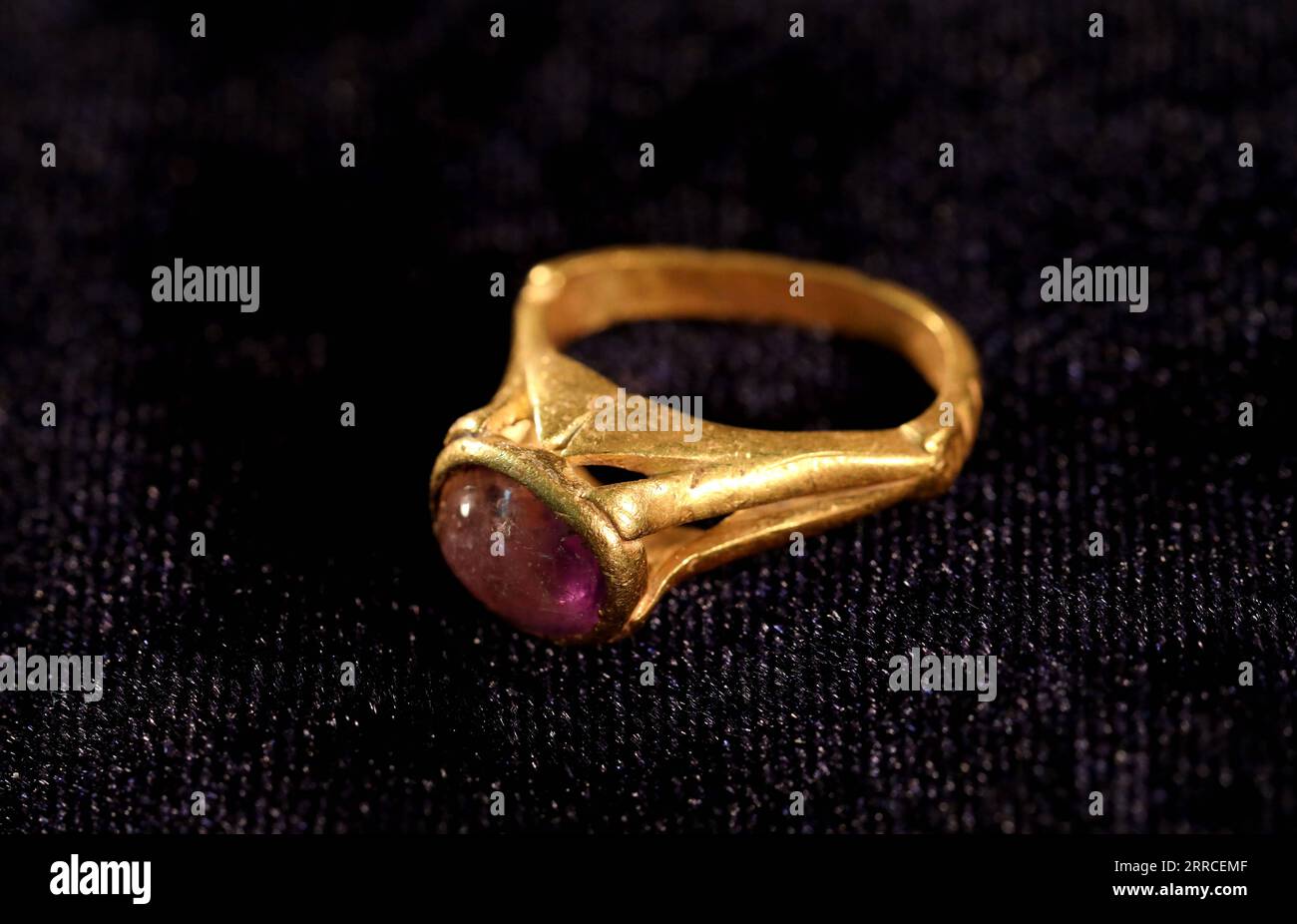 211103 -- GERUSALEMME, 3 novembre 2021 -- foto scattata il 3 novembre 2021 mostra un anello d'oro di 1.300 anni al laboratorio dell'Autorità delle antichità israeliana a Gerusalemme. Gli archeologi israeliani hanno trovato un anello d'oro risalente a oltre 1.300 anni fa, ha detto martedì l'Autorità per le antichità israeliana IAA. L'anello da 5,11 grammi, incastonato con un intarsio di una pietra viola di silice chiamata ametista, è stato rinvenuto in uno scavo nella città di Yavne, nel centro di Israele, ha aggiunto l'IAA. Foto di /Xinhua MIDEAST-JERUSALEM-ARCHEOLOGY-RING GilxCohenxMagen PUBLICATIONxNOTxINxCHN Foto Stock