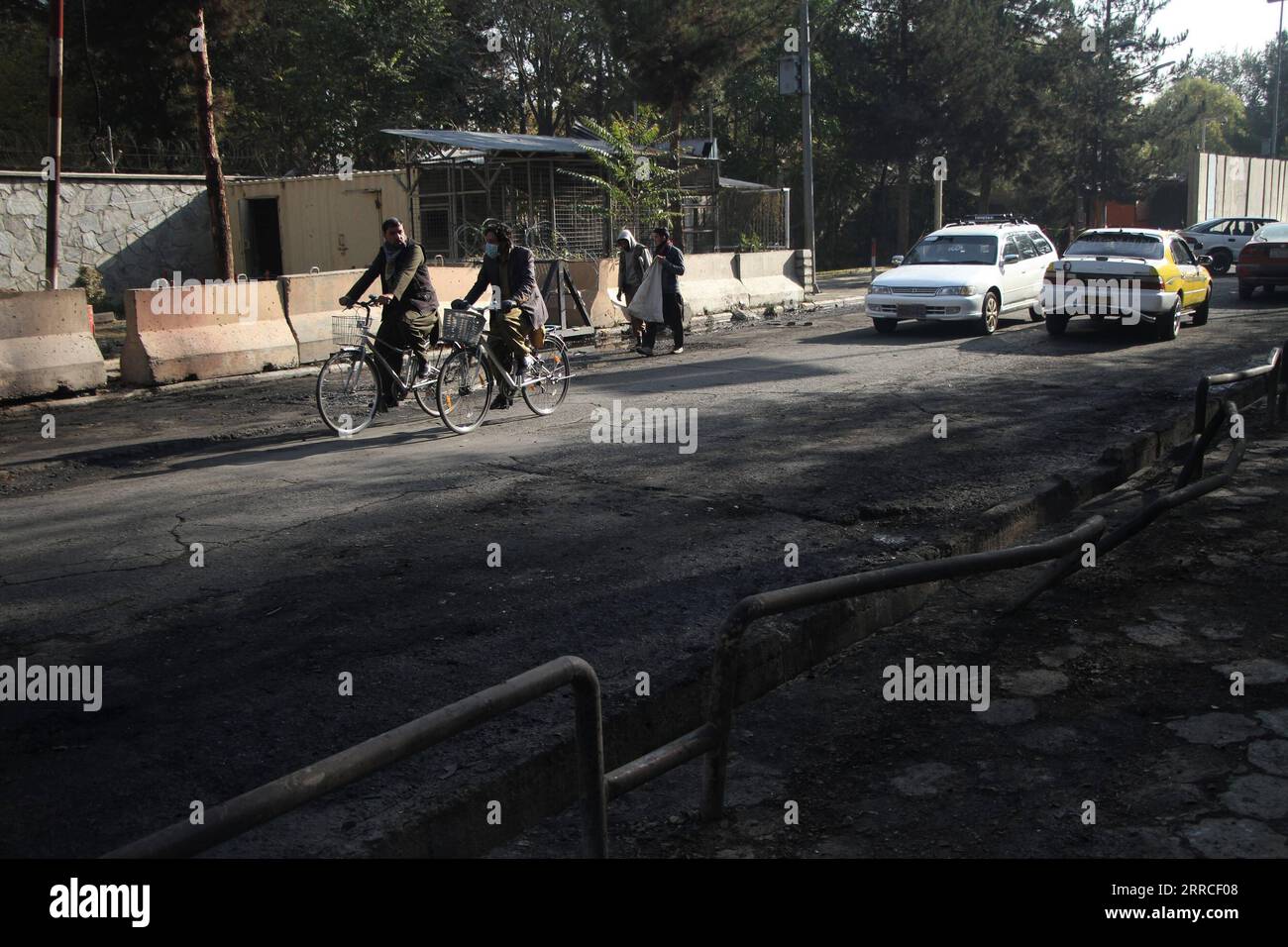 211104 -- KABUL, 4 novembre 2021 -- foto scattata il 3 novembre 2021 mostra il sito di un attacco terroristico a Kabul, Afghanistan. I recenti attentati terroristici, condotti dagli affiliati degli Stati islamici, SI TROVANO in Afghanistan, diffondono timori tra gli afghani che credono che la pace sia tornata dopo il cambio di regime nel paese devastato dalla guerra. TO GO WITH Roundup: SI afferma che gli attacchi terroristici incitano la paura tra gli afghani foto di /Xinhua AFGHANISTAN-ATTACCHI TERRORISTICI-POST SaifurahmanxSafi PUBLICATIONxNOTxINxCHN Foto Stock