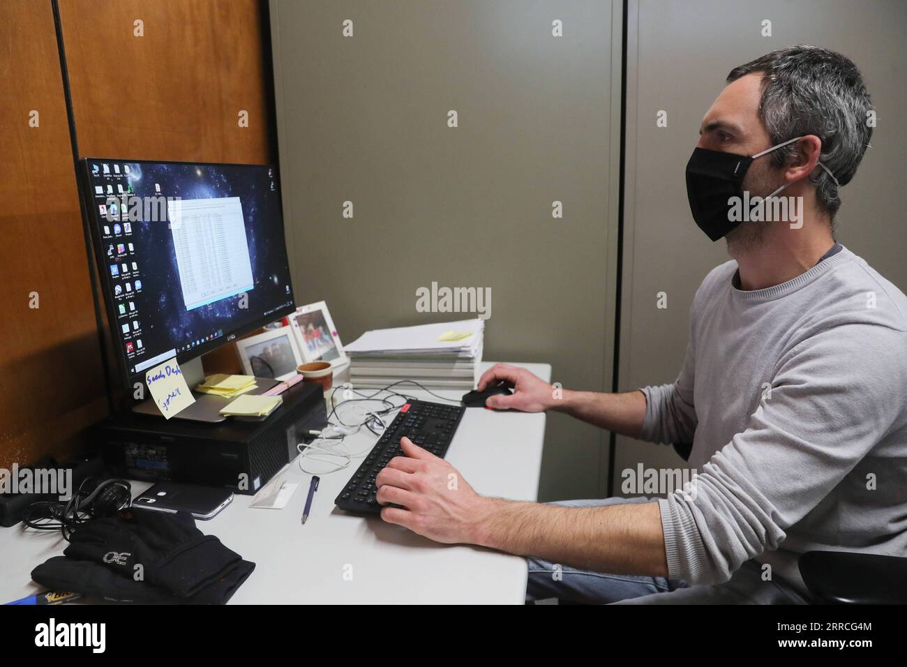 211105 -- BRUXELLES, 5 novembre 2021 -- responsabile scientifico presso la banca dei semi del giardino botanico di Meise Filip Vandelook mostra la banca dei semi nel giardino botanico di Meise, Belgio, 4 novembre 2021. La banca di sementi nel Meise Botanic Garden è stata avviata alla fine degli anni '1980 È l'unico in Belgio specificamente dedicato alla conservazione di specie autoctone selvatiche. Secondo Filip Vandelook, una banca di sementi può essere l'ultima risorsa per proteggere le piante in pericolo dall'estinzione, e lo stoccaggio dei semi è legato alla ricerca. BELGIO-MEISE-SEED BANK ZhengxHuansong PUBLICATIONxNOTxINxCHN Foto Stock