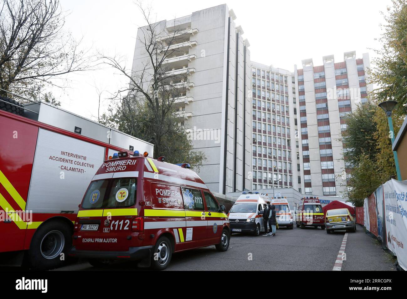 211106 -- BUCAREST, 6 novembre 2021 -- ambulanze in fila presso l'ospedale universitario di emergenza di Bucarest, Romania, 4 novembre 2021. Il numero di decessi per COVID-19 in Romania ha raggiunto 50.087, di cui 483 decessi segnalati venerdì, sono stati mostrati gli ultimi dati ufficiali. Foto di /Xinhua ROMANIA-BUCAREST-COVID-19-CASES CristianxCristel PUBLICATIONxNOTxINxCHN Foto Stock