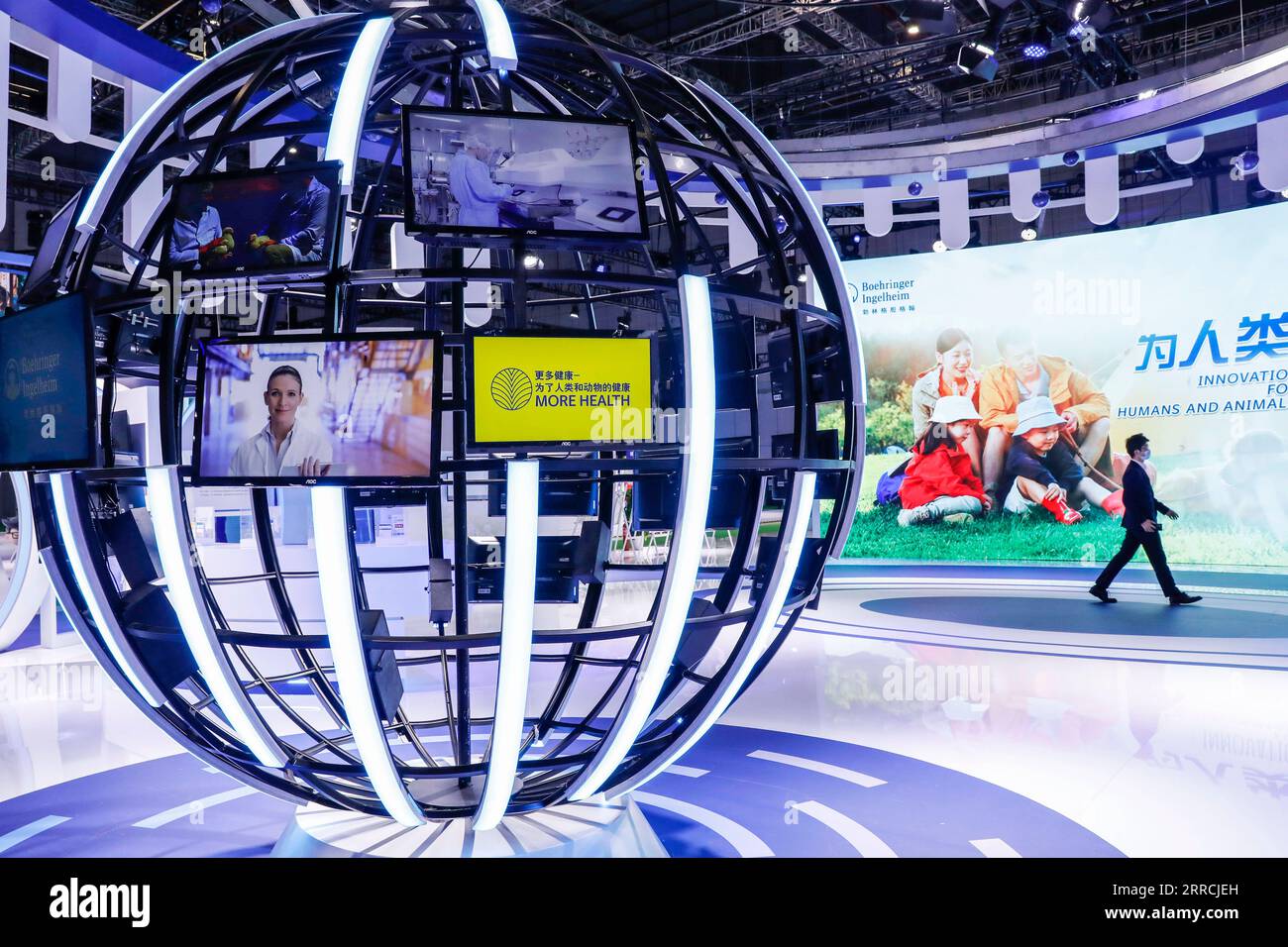 211107 -- SHANGHAI, 7 novembre 2021 -- la foto scattata il 7 novembre 2021 mostra lo stand di Boehringer Ingelheim presso l'area espositiva Medical Equipment and Healthcare Products del 4° China International Import Expo CIIE nella Shanghai orientale della Cina. CIIECHINA-SHANGHAI-CIIE-MEDICAL EQUIPMENT AND HEALTHCARE PRODUCTS EXHIBITION AREA CN ZHANGXYUWEI PUBLICATIONXNOTXINXCHN Foto Stock