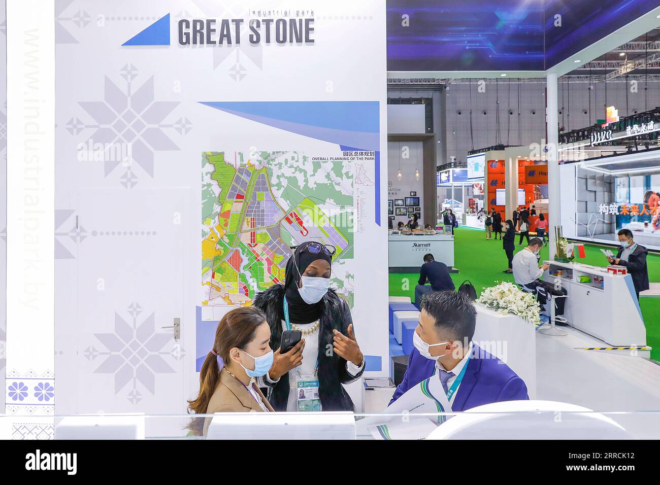 211108 -- SHANGHAI, 8 novembre 2021 -- i visitatori imparano a conoscere i prodotti presso lo stand del parco industriale Cina-Bielorussia presso l'area espositiva Trade in Services del 4° China International Import Expo CIIE nella Cina orientale di Shanghai, 7 novembre 2021. Numerose aziende provenienti da paesi lungo il Belt and Road stanno presentando i loro prodotti e servizi presso l'area fieristica Trade in Services del 4° CIIE in corso. CIIE CHINA-SHANGHAI-CIIE-TRADE IN SERVICES CN ZHANGXYUWEI PUBLICATIONXNOTXINXCHN Foto Stock