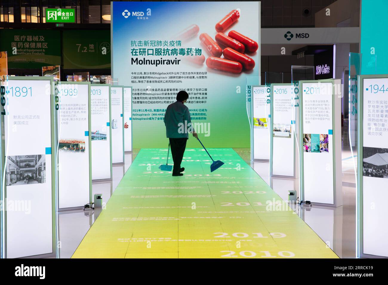 211108 -- SHANGHAI, 8 novembre 2021 -- Un cartellone C con informazioni sullo sviluppo del trattamento antivirale orale è stato visto presso l'area espositiva Medical Equipment and Healthcare Products del 4 ° China International Import Expo CIIE nella Cina orientale di Shanghai, 8 novembre 2021. CIIE CHINA-SHANGHAI-CIIE-COVID-19-CONTROL & PREVENTION CN JINXLIWANG PUBLICATIONXNOTXINXCHN Foto Stock