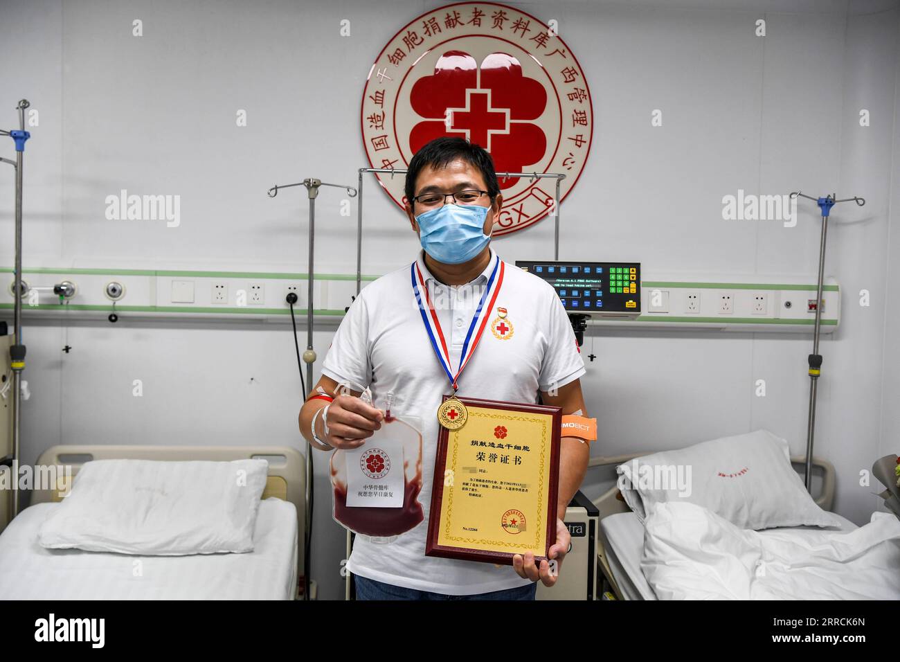211108 -- NANNING, 8 novembre 2021 -- Dottore li posa per una foto al primo ospedale affiliato dell'Università medica del Guangxi a Nanning, regione autonoma del Guangxi Zhuang nel novembre del 2021. Li, un medico del dipartimento di ematologia del primo ospedale affiliato della Guangxi Medical University, registrato con China Marrow Donor Program CMDP come potenziali donatori di cellule staminali ematopoietiche HSC nel novembre del 2011. In qualità di medico che fornisce trattamenti con cellule staminali ematopoietiche per i pazienti, nel mese di agosto del 2021 si abbina con successo a un paziente come donatore di HSC. Li ha donato i suoi HSC di recente, W Foto Stock