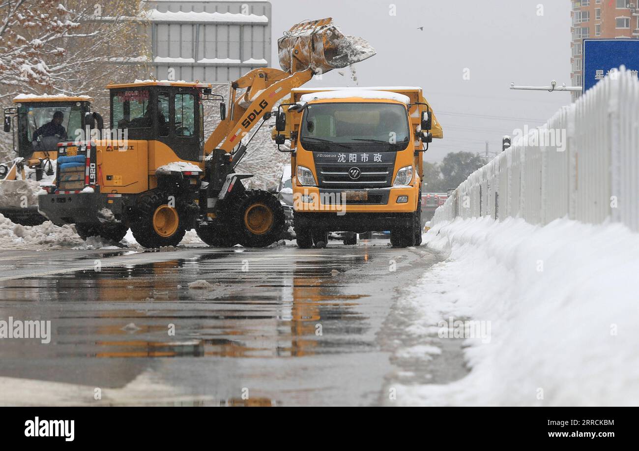 211109 -- SHENYANG, 9 novembre 2021 -- gli aratri di neve limpida dalla strada nel distretto di Hunnan di Shenyang, provincia di Liaoning della Cina nord-orientale, 9 novembre 2021. Una tormenta persistente da domenica ha portato nevicate record, la più grande dal 1905, a Shenyang, l'autorità meteorologica locale ha detto martedì. Alle 8 del mattino di martedì, la nevicata media in città ha raggiunto i 51 mm. CHINA-LIAONING-SHENYANG-SNOW STORM CN YangxQing PUBLICATIONxNOTxINxCHN Foto Stock