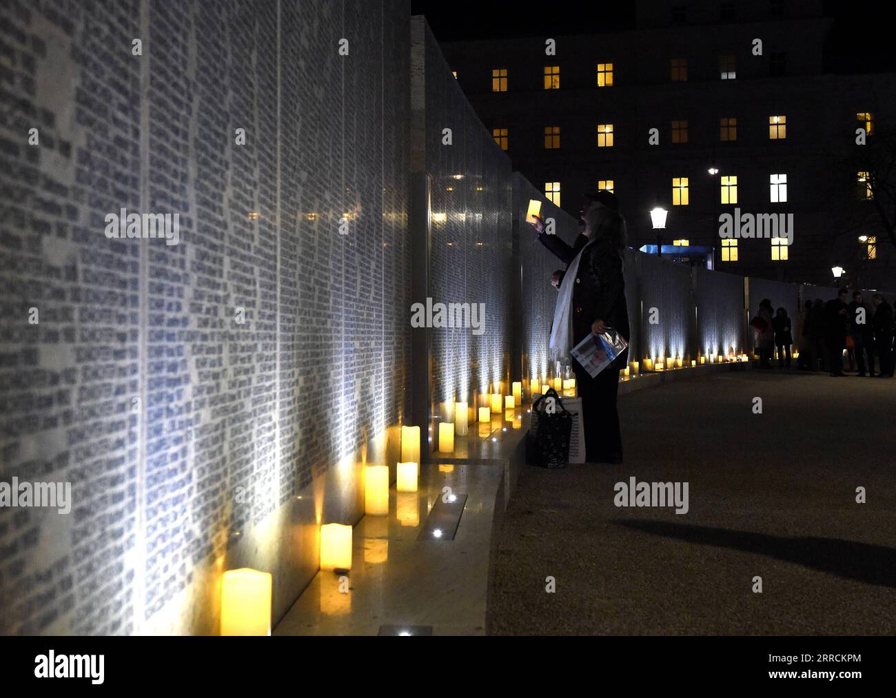 211109 -- VIENNA, 9 novembre 2021 -- la gente commemora le vittime al Shoah Wall of Names Memorial a Vienna, in Austria, il 9 novembre 2021. Il Memoriale del muro dei nomi della Shoah è stato inaugurato al Parco Ostarrichi di Vienna martedì. Il nuovo memoriale commemora più di 64.000 ebrei austriaci che furono uccisi o morti durante l'era nazista. AUSTRIA-VIENNA-SHOAH WALL OF NAMES MEMORIAL-INAUGURAZIONE GUOXCHEN PUBLICATIONXNOTXINXCHN Foto Stock