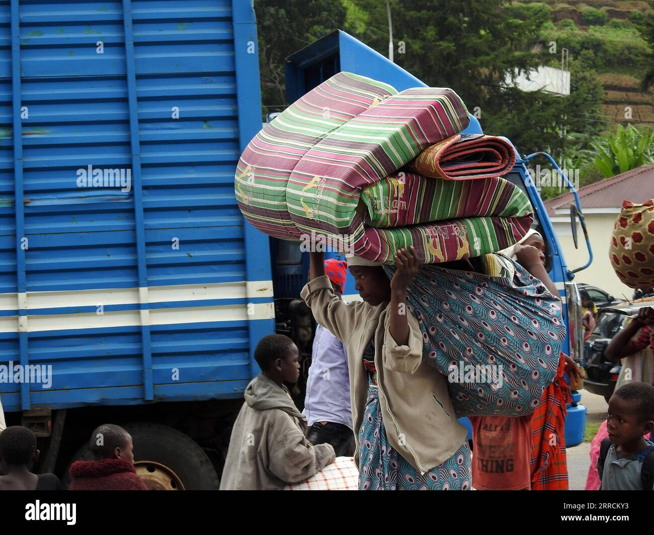 211110 -- KISORO, 10 novembre 2021 -- foto scattata l'8 novembre 2021 mostra un rifugiato che porta un materasso a Bunagana a Kisoro, nel sud-ovest dell'Uganda. Oltre 5.000 rifugiati della Repubblica Democratica del Congo hanno attraversato il vicino Uganda attraverso il distretto sud-occidentale di Kisoro dopo che sono scoppiati nuovi combattimenti in patria. PER ANDARE CON oltre 5.000 congolesi fuggono in Uganda dopo nuovi combattimenti domestici foto di /Xinhua UGANDA-KISORO-REFUGEES NicholasxKajoba PUBLICATIONxNOTxINxCHN Foto Stock