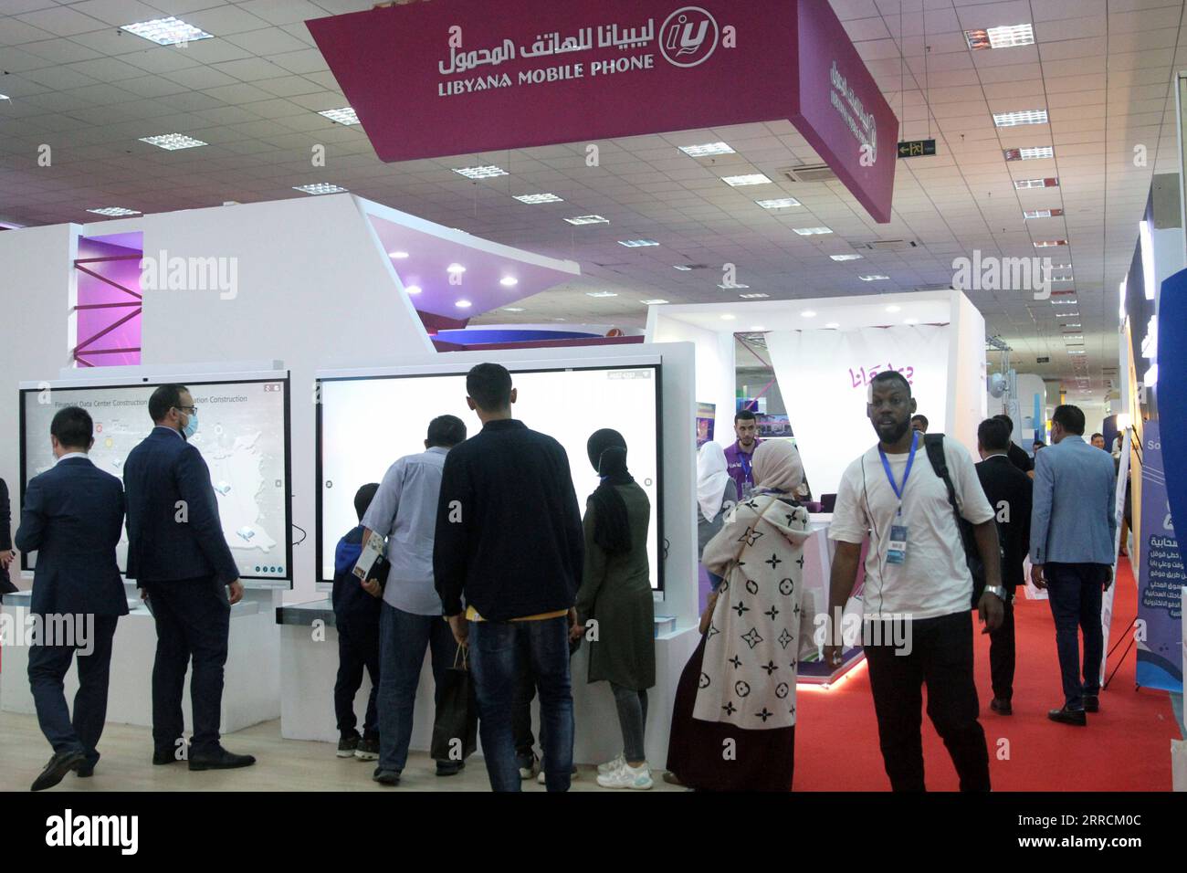 211110 -- TRIPOLI, 10 novembre 2021 -- le persone visitano lo stand di Libyana Mobile Phone durante la Fiera della tecnologia a Tripoli, Libia, il 9 novembre 2021. La nona esposizione annuale della tecnologia, che ha avuto inizio martedì e durerà quattro giorni, mira a promuovere scambi tecnici di alto livello nel settore delle telecomunicazioni. Foto di /Xinhua LIBIA-TRIPOLI-TECHNOLOGY EXHIBITION HamzaxTurkia PUBLICATIONxNOTxINxCHN Foto Stock