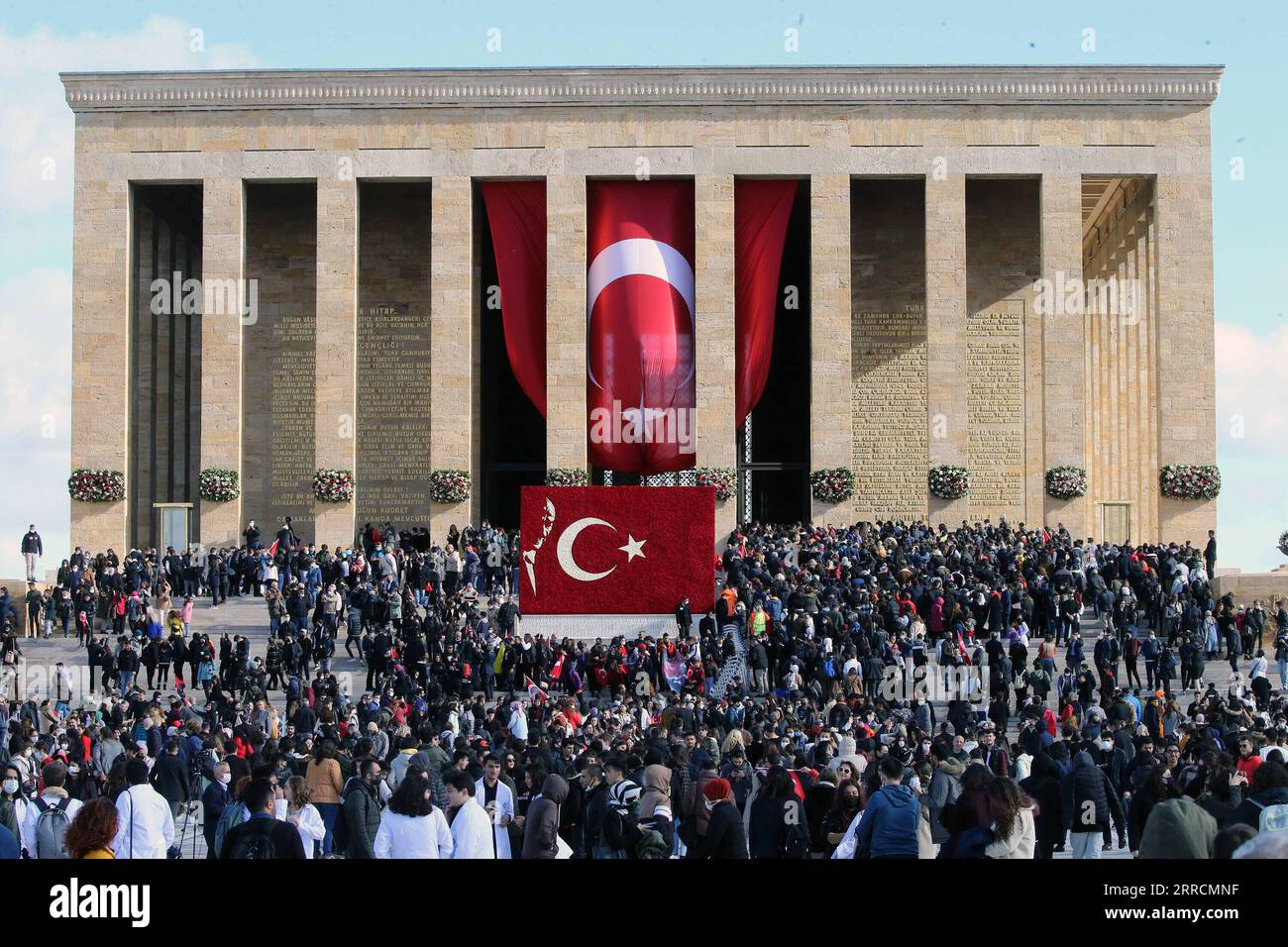 211111 -- ISTANBUL, 11 novembre 2021 -- la gente si riunisce per commemorare il 83° anniversario della morte di Mustafa Kemal Ataturk a Istanbul, Turchia, 10 novembre 2021. La Turchia ha pianto mercoledì il 83° anniversario della morte di Mustafa Kemal Ataturk, fondatore della Repubblica di Turchia, con una serie di eventi. Decine di migliaia di turchi affollarono le strade della più grande città turca di Istanbul per osservare due minuti di silenzio alle 9:05 ora locale, quando il leader turco morì. Foto di /Xinhua TURCHIA-ISTANBUL-FONDATORE ATATURK-DEATH ANNIVERSARY MustafaxKaya PUBLICATIONxNOTxINxCHN Foto Stock