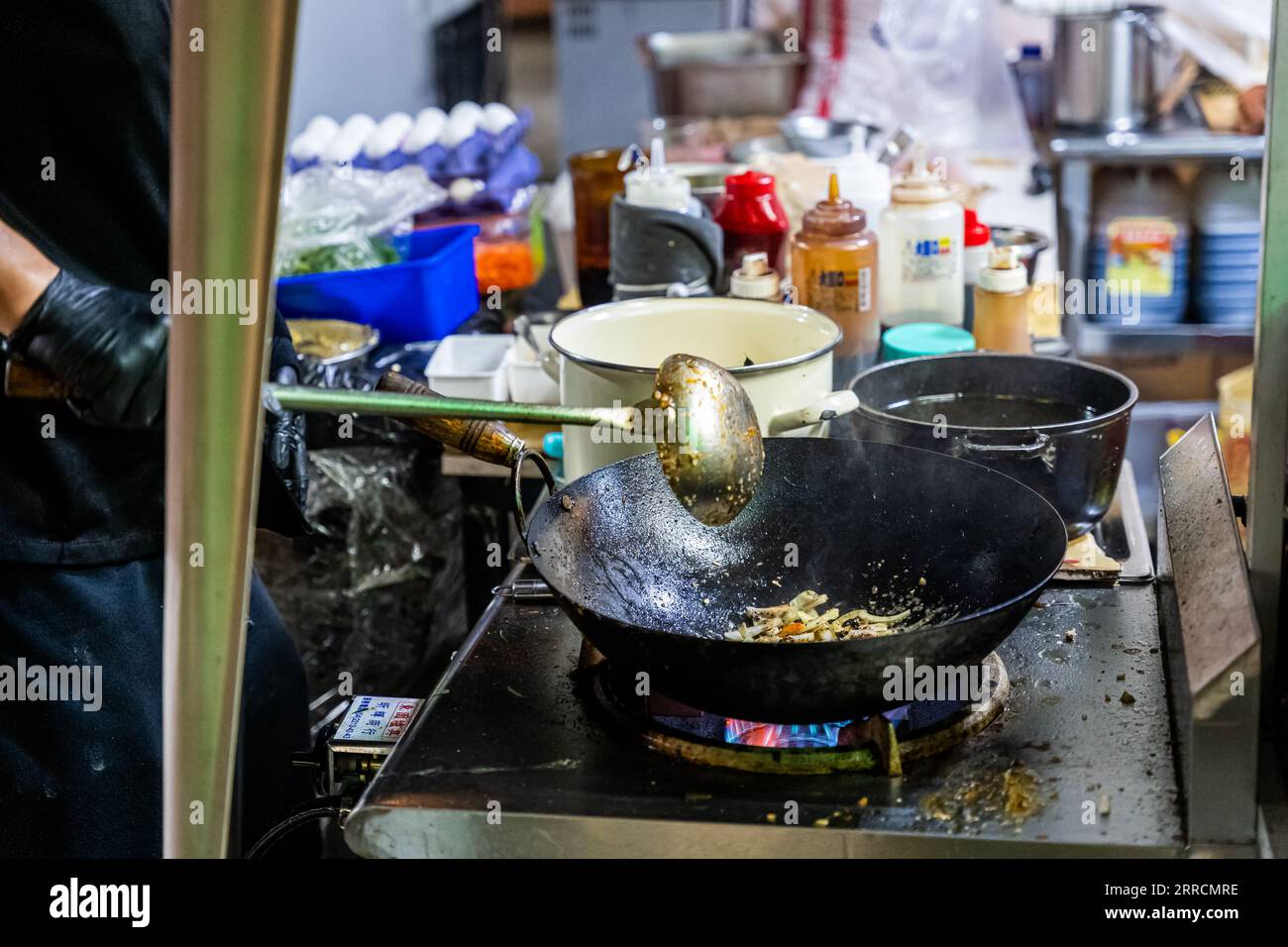 Cibo di strada asiatico wok cooking Foto Stock